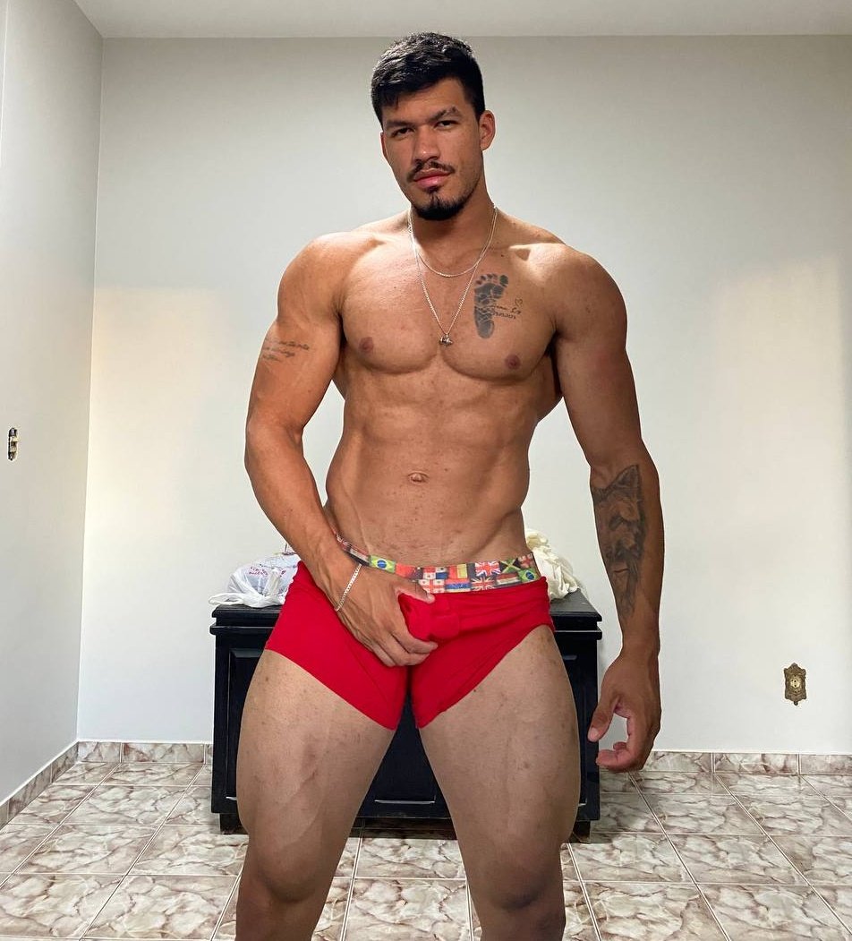 🇺🇲 Does your mother know that you keep sending money to a guy without getting anything in return haha? Doggo!

🇧🇷 Tua mãe sabe que tu fica mandando grana pra macho sem nada em troca haha?otario