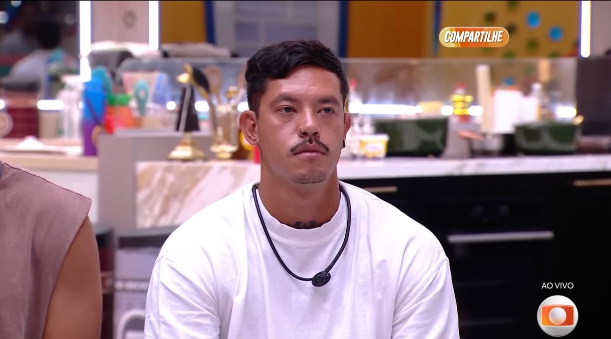 barbiecomentaa's tweet photo. sabe o desespero do fandom anus 50? é que até determinado momento eles estavam mandando no jogo, eliminando quem eles queriam, debochando de geral, até que chegou na renata, onde perderam TOTAL a mão! e o jogo virou. 

foi ai que a torcida ballet foi aumentando com toda as injustiças… atacaram ela de forma mais suja possível, com xenofobia, xingando a menina por NADA, reduzindo ela a homem, e chamando de racist apenas por não gostarem dela mas esquecem que quanto mais batem, mas crescemos, e dá mais vontade de fazer ela campeã. 👑