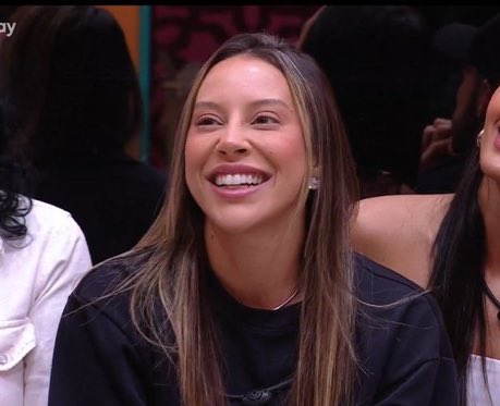 barbiecomentaa's tweet photo. sabe o desespero do fandom anus 50? é que até determinado momento eles estavam mandando no jogo, eliminando quem eles queriam, debochando de geral, até que chegou na renata, onde perderam TOTAL a mão! e o jogo virou. 

foi ai que a torcida ballet foi aumentando com toda as injustiças… atacaram ela de forma mais suja possível, com xenofobia, xingando a menina por NADA, reduzindo ela a homem, e chamando de racist apenas por não gostarem dela mas esquecem que quanto mais batem, mas crescemos, e dá mais vontade de fazer ela campeã. 👑
