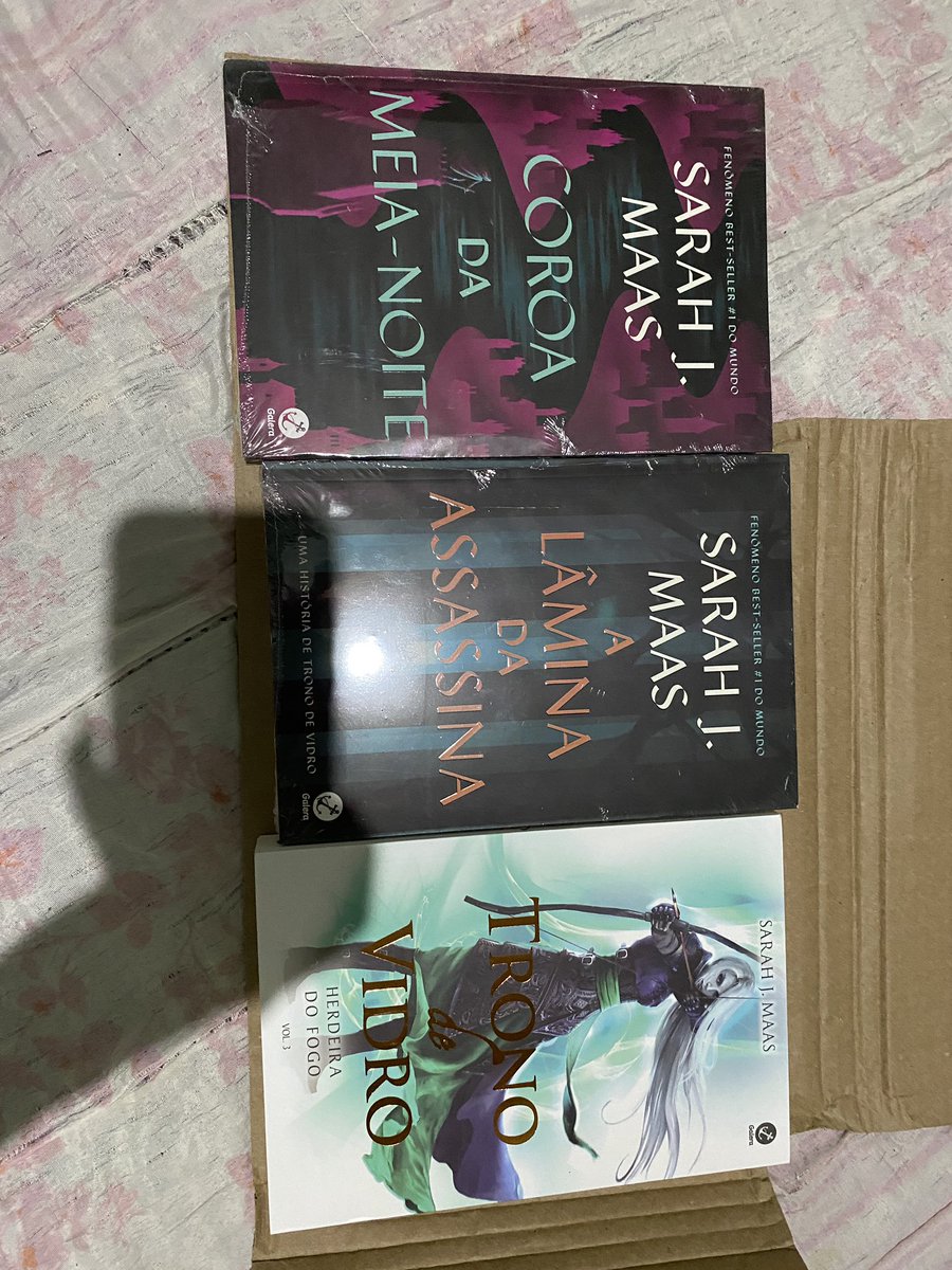 riorsonluv's tweet photo. meu pedido não veio totalmente certo 😭😭😭 eu pedi com as capas antigas e mandaram duas com as novas capas????? https://t.co/fTxljYMQ6I