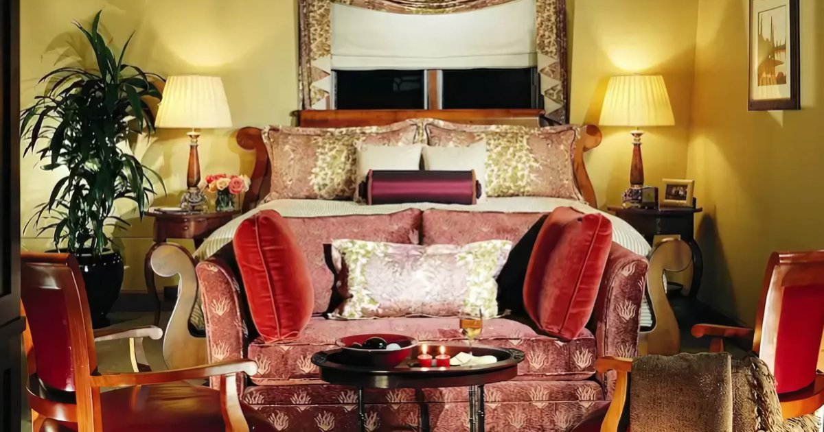 Experience the ultimate in comfort and elegance with our luxurious bedrooms at The Rose Hotel. 🌹🛏️

Relax and unwind in a space designed for your perfect getaway.

#TheRoseHotel #LuxuryStay #ComfortInStyle