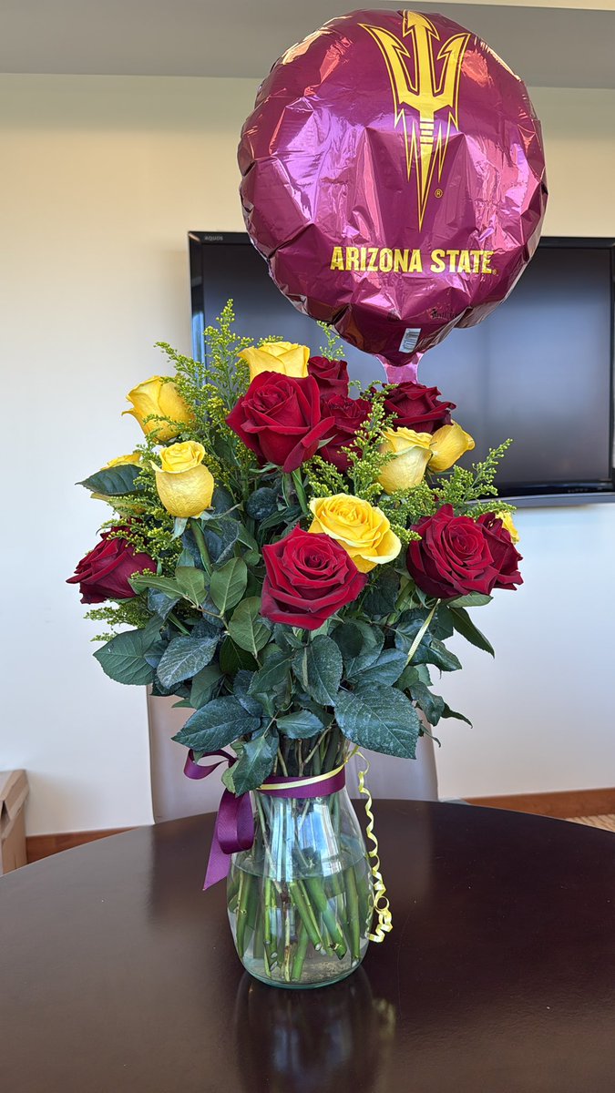 MollyMiller33's tweet photo. Don’t have much in the office yet, but this beautiful bouquet, from the BEST admin team ever, welcomes me everyday. #sundevilfam https://t.co/YnrEUKXu3K