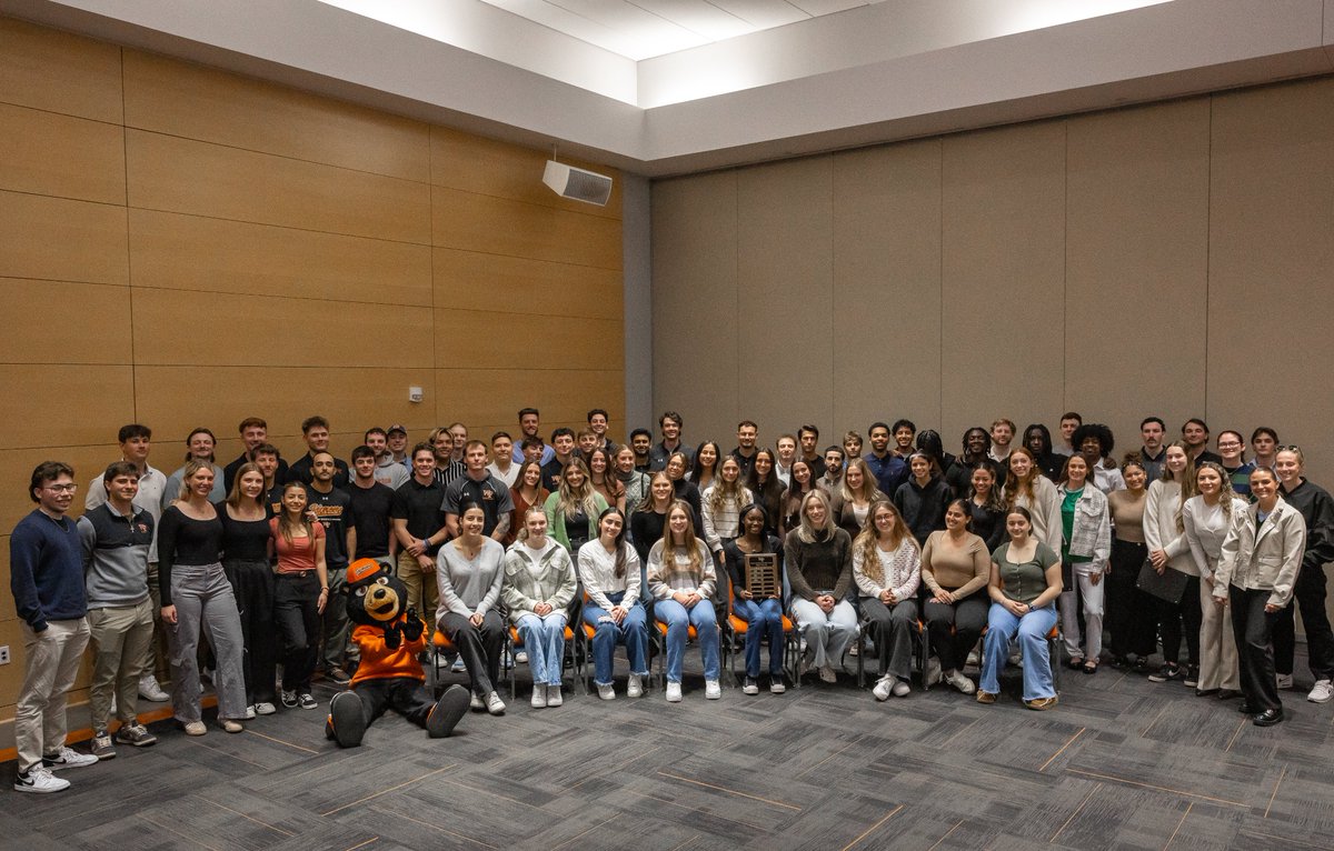 👏 to the 120 William Paterson intercollegiate athletics and club sports students honored today for their academic success, including the 25 newest honor society members! #wpunj #StudentAthletes 

🗞️ tinyurl.com/2s42kaf7