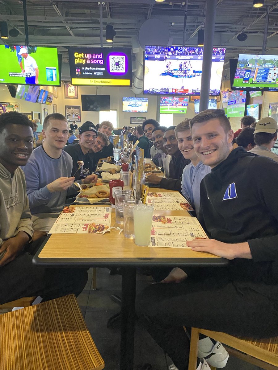 Great night celebrating a special season with the squad watching some March Madness‼️
