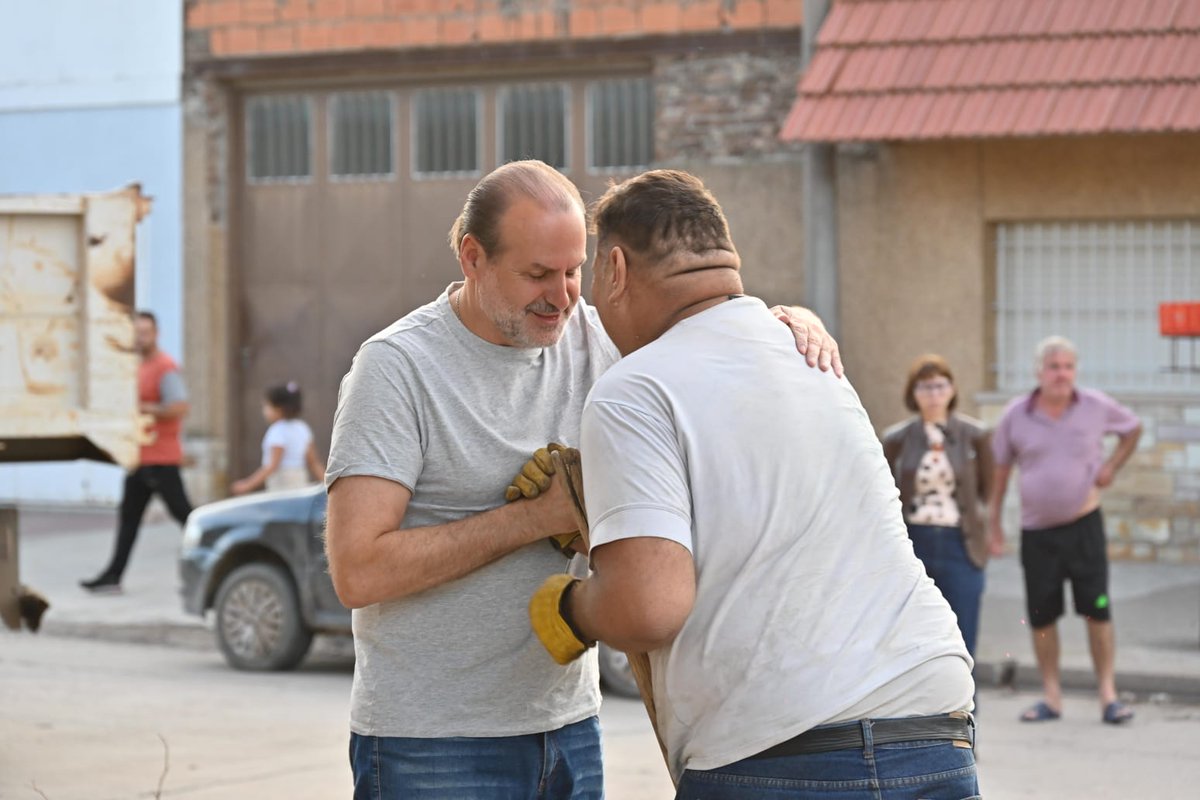 Renovamos esfuerzos limpiando las calles, removiendo el barro y retirando los residuos voluminosos que a diario continúan sacando nuestros vecinos.

Sabemos que hay mucho camino por delante aún, que esto llevará tiempo, y entendemos lo que estamos sintiendo y procesando