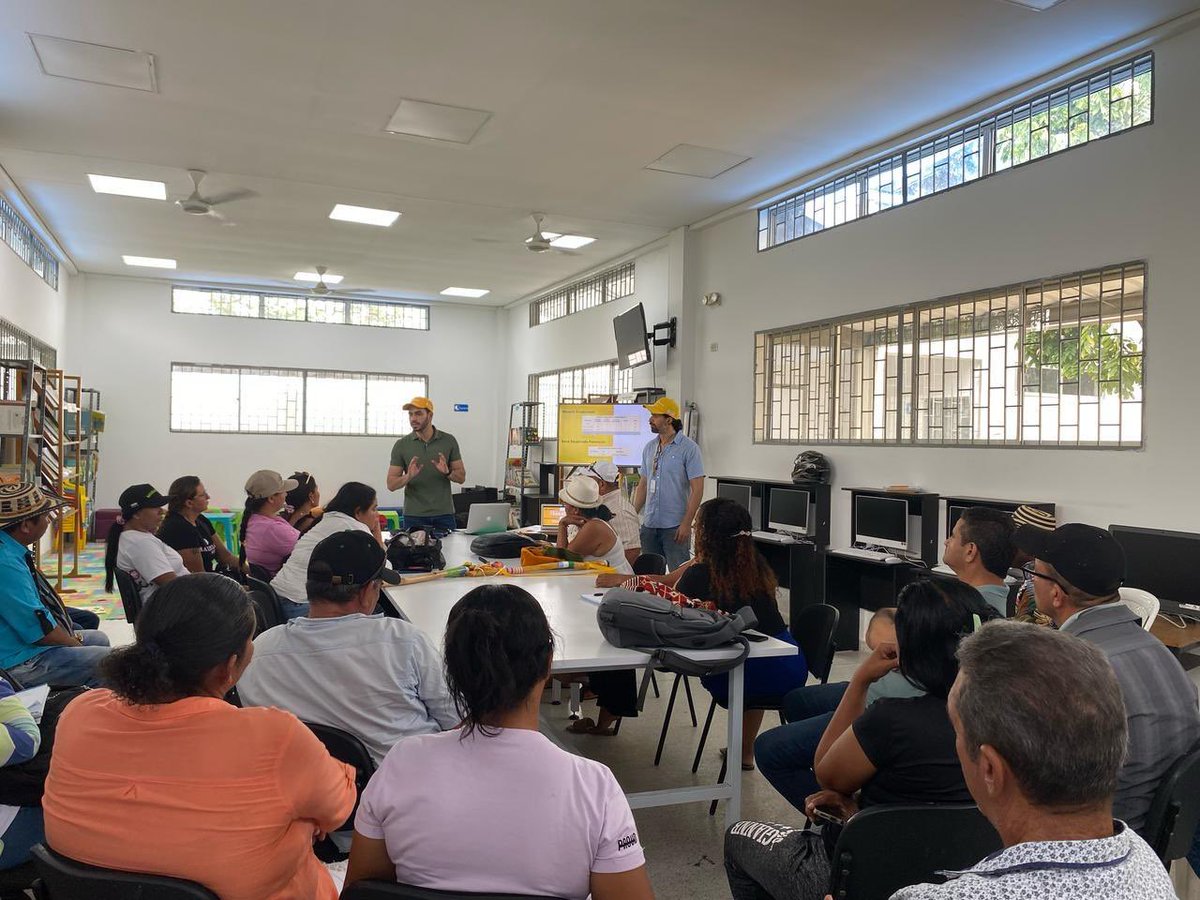 MinEnergiaCo's tweet photo. En La Apartada, Córdoba, avanzamos en la construcción de una minería con propósito e incluyente. Nuestras Direcciones de Minería Empresarial y Formalización Minera socializaron el proyecto de la #NuevaLeyMinera y el #DistritoMinero del Sur de Córdoba con mineros artesanales, pequeños mineros, comunidades étnicas y campesinas, escuchando sus inquietudes y presentando alternativas para la diversificación productiva.
Nuestro compromiso es con la justicia social y ambiental de las comunidades y el territorio para consolidar la #MineríaParaLaVida.