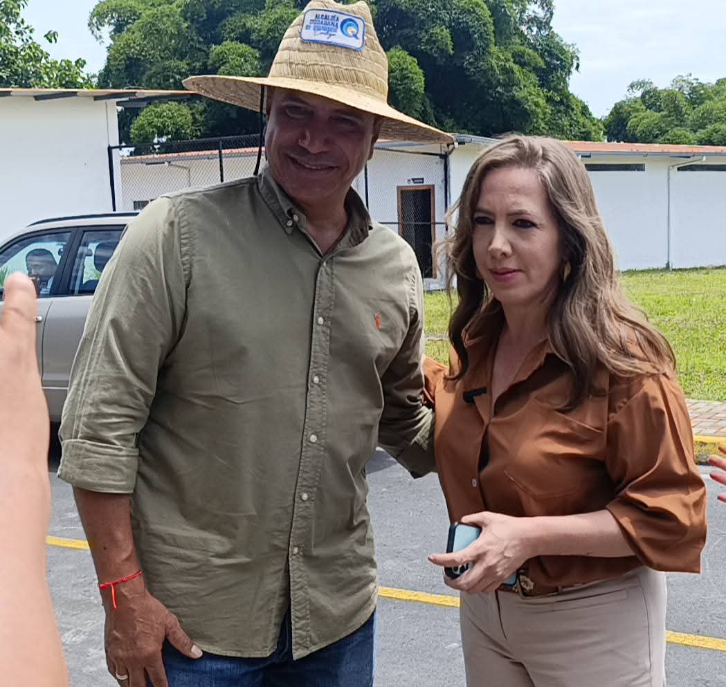 quintanilla_ale's tweet photo. #AzuaySolidario 🚚💕
👉🏽Llegamos a Quininde, Esmeraldas con Kits de víveres👌🏽
Hoy entregamos aguas, jugos, mascarillas y productos de primera necesidad para apoyar a nuestros hermanos en necesidad.
Todo nuestro apoyo al Alcalde Ronal Moreno y su gente en este momento difícil💪 https://t.co/rzrI2QIgG9