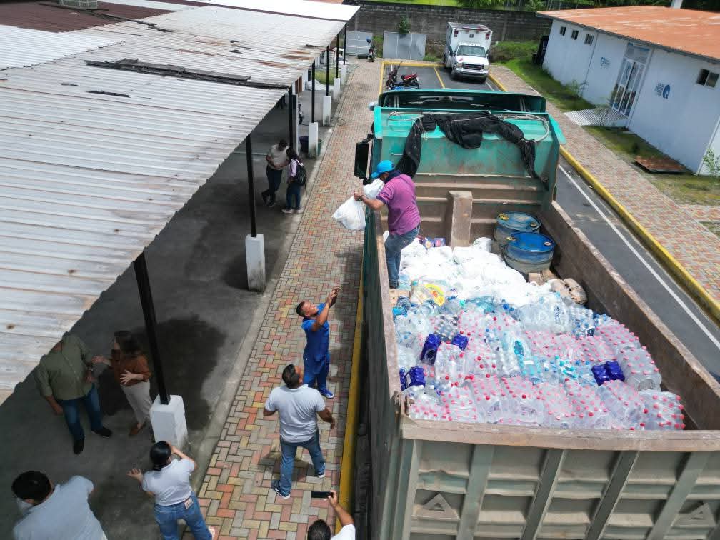 quintanilla_ale's tweet photo. #AzuaySolidario 🚚💕
👉🏽Llegamos a Quininde, Esmeraldas con Kits de víveres👌🏽
Hoy entregamos aguas, jugos, mascarillas y productos de primera necesidad para apoyar a nuestros hermanos en necesidad.
Todo nuestro apoyo al Alcalde Ronal Moreno y su gente en este momento difícil💪 https://t.co/rzrI2QIgG9