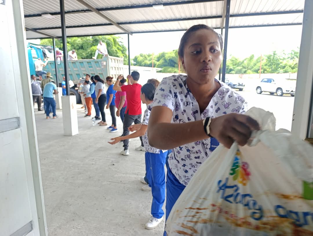 quintanilla_ale's tweet photo. #AzuaySolidario 🚚💕
👉🏽Llegamos a Quininde, Esmeraldas con Kits de víveres👌🏽
Hoy entregamos aguas, jugos, mascarillas y productos de primera necesidad para apoyar a nuestros hermanos en necesidad.
Todo nuestro apoyo al Alcalde Ronal Moreno y su gente en este momento difícil💪 https://t.co/rzrI2QIgG9