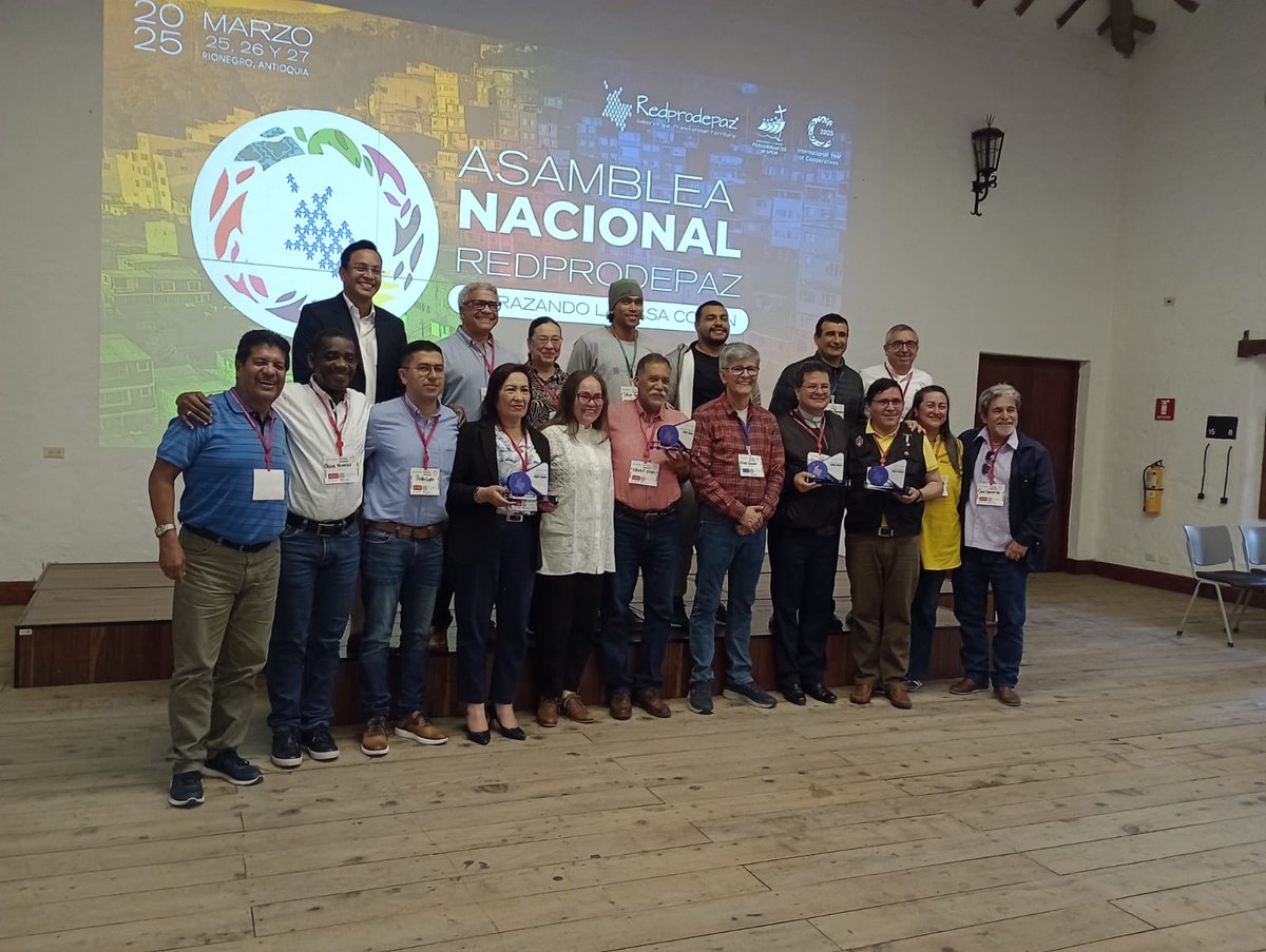 Cordepaz's tweet photo. Con  gratitud recibimos el reconocimiento por los 25 años de compromiso incansable con las comunidades y territorios que soñamos transformar. Este homenaje, otorgado en la Asamblea General de Redprodepaz, nos motiva a seguir adelante, unidos por un propósito común. https://t.co/SjEonemv0x