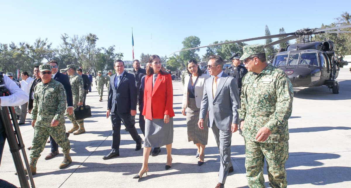Construimos la seguridad, y lo hacemos en equipo. Junto con la Gobernadora <a href="/LibiaDennise/">Libia Dennise</a>, hoy avanzamos coordinados con la <a href="/Defensamx1/">@Defensamx</a>, la <a href="/GN_MEXICO_/">Guardia Nacional</a> y los gobiernos de Colima, Jalisco y Michoacán. ¡Con un enfoque integral, protegemos a nuestro Guanajuato y a toda la región!