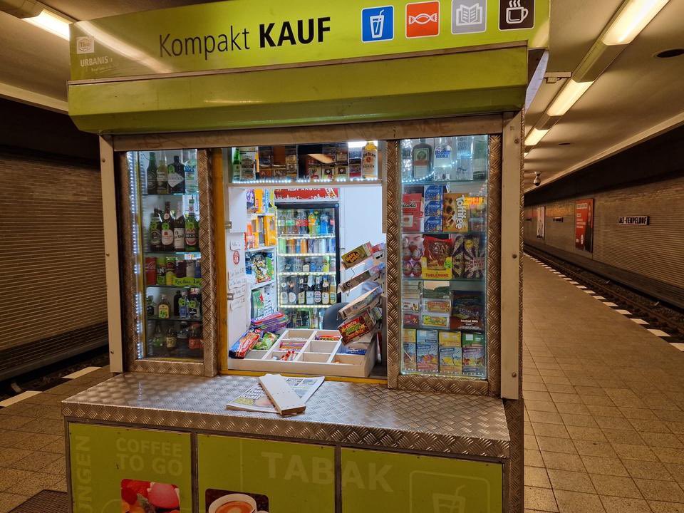 В Берлинском метро можно прям на станции купить ВОДКУ шах и мат