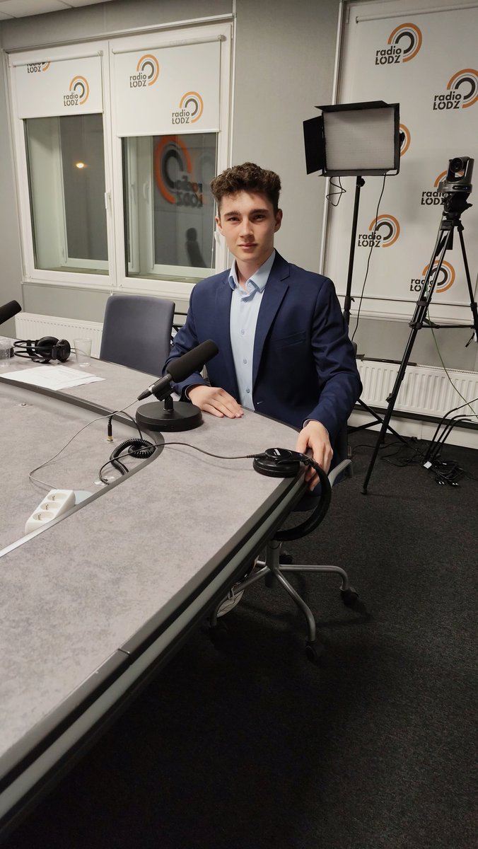 Igor_Cichowic's tweet photo. 🎙️ Dziś w @radiolodz rozmawialiśmy o ekologii, debatach publicznych, wpływie internetu na społeczeństwo, hejcie i wyzwaniach edukacji. Świetna wymiana myśli!

Dziękuję za zaproszenie!

Zapraszam do odsłuchania! ⬇️🎧
https://t.co/EbdERImtAE https://t.co/xoWlCEN7YB