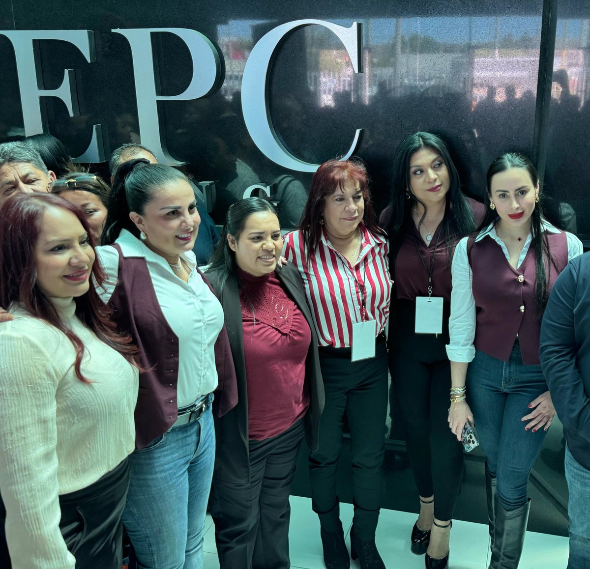 c_mont22's tweet photo. Acompaño en su registro a mis amigas @BetzabeMtzA y @FloraLeal7; mujeres comprometidas, responsables y capaces, que habrán de transformar la región laguna de #Durango. 

¡Que la #4T llegue a todos los rincones de nuestro estado! 🤜🏻🤛🏻💕 https://t.co/dntCWqAdYP