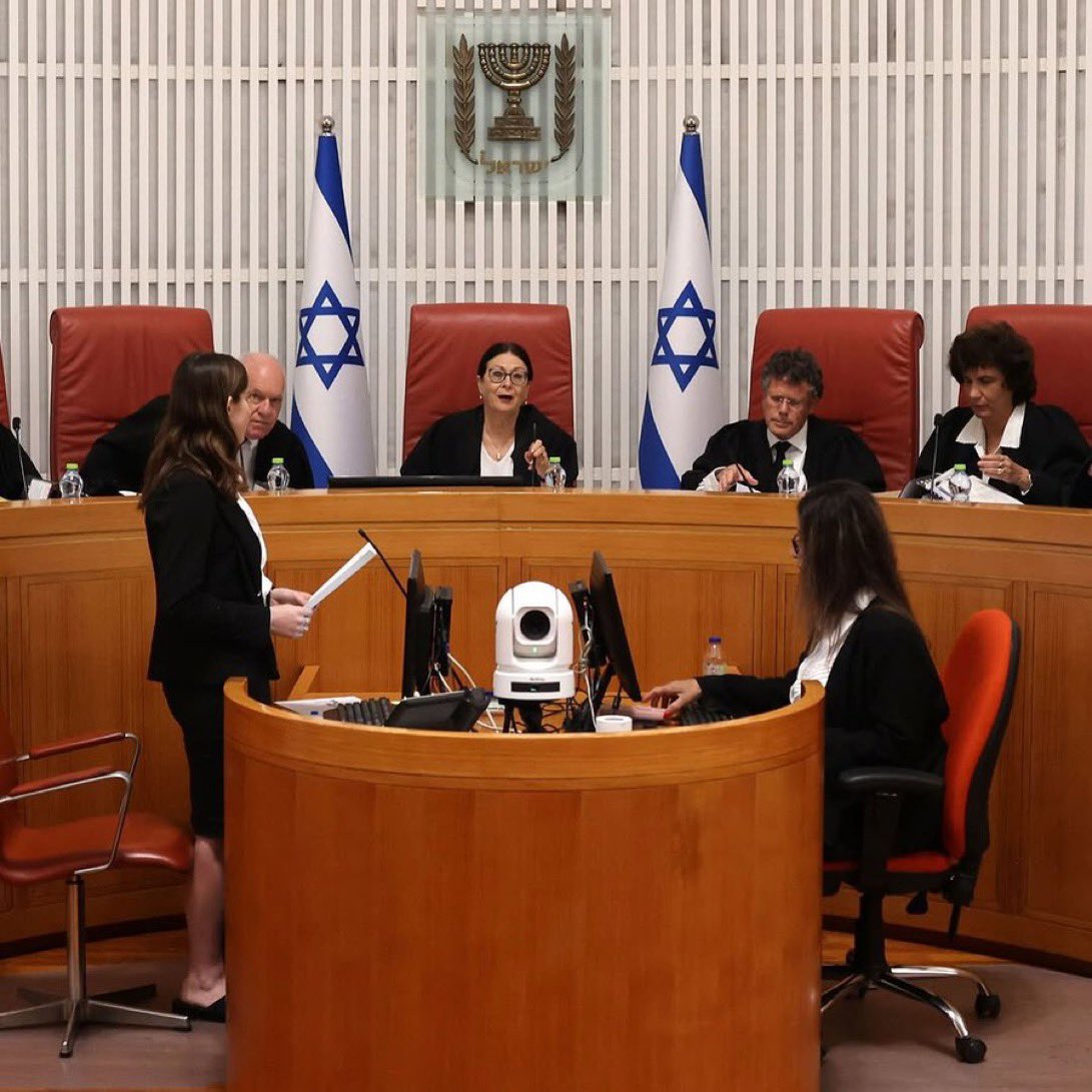 MagnifiqueTomy's tweet photo. Ce n’est pas juste une armée, ni quelques extrémistes : c’est tout un État, tout un gouvernement qui assume pleinement un crime contre l’humanité.

La Haute Cour israélienne a rejeté à l’unanimité une requête visant à autoriser l’entrée de l’aide humanitaire à Gaza. Trois juges, représentants du “droit” israélien, ont statué que le droit international ne s’applique pas à Israël concernant Gaza.

Un gouvernement, une justice, une nation entière qui vote, légifère et juge en faveur du blocus, de la famine et de l’extermination. Un génocide validé noir sur blanc, en toute impunité.