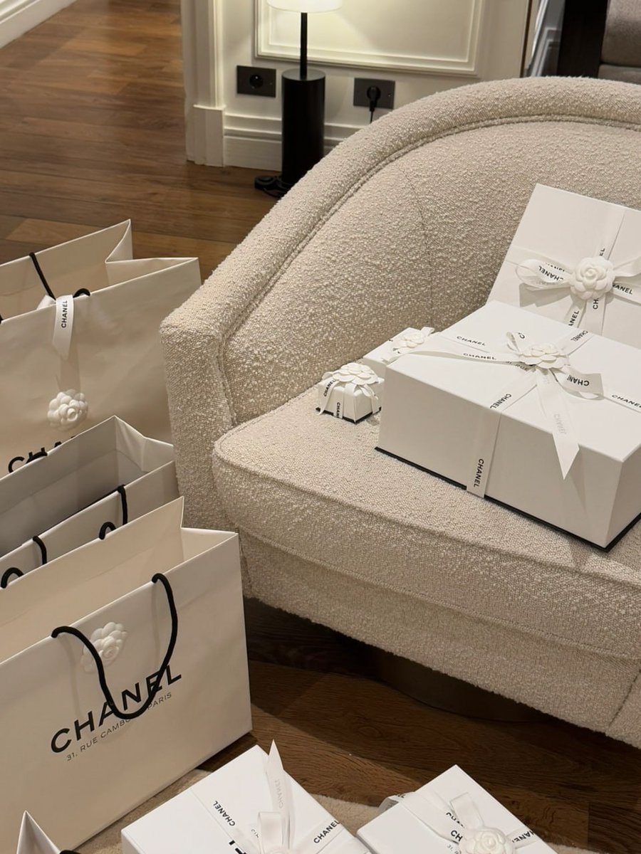 I finally bought the white packaging from Chanel's main store at 31 Kangpeng Street. It's so beautiful!  

 #Chanel #Paris #Chanel #Travel #Shopping