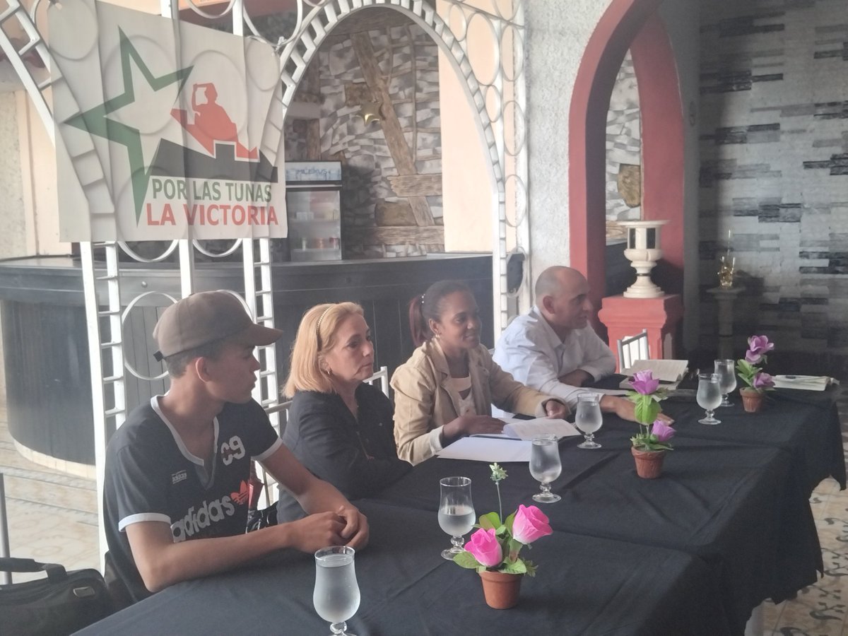 yampieramanecer's tweet photo. on la presencia del Primer Secretario del PCC Municipal, Roberto Carlos López Saborit, evaluamos en el Consejo de Dirección y Reunión del núcleo del Partido de la UEB Restaurante 1876, nuestra responsabilidad en el sistemas constante del control.
#PCCL
#PorLasTunasLaVictoria https://t.co/NsrT2Rh7K9