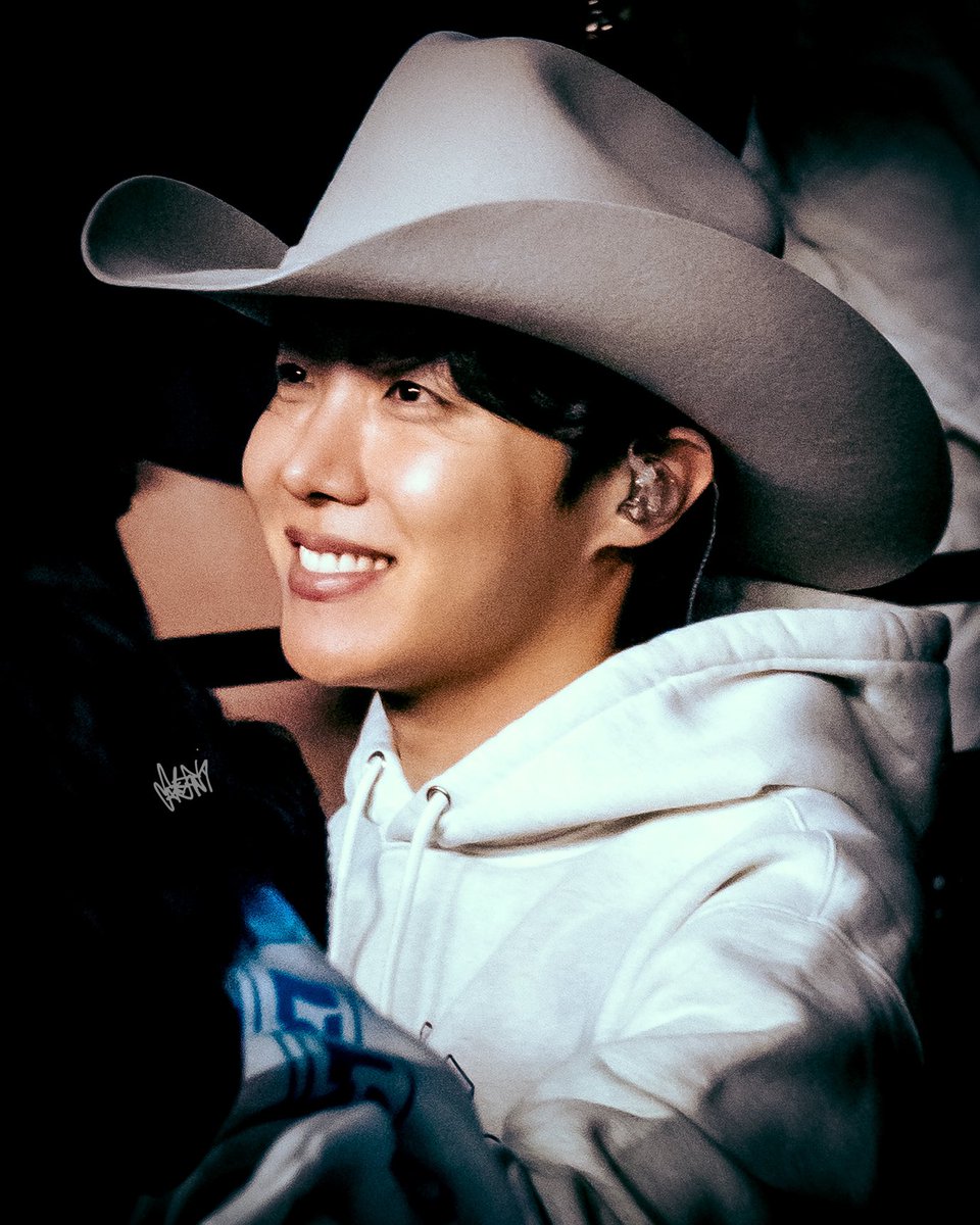 my favorite cowboy 🤠❤️‍🔥

pls credit when reposting. dont edit/remove watermark ☀️  
#HOPE_ON_THE_STAGE_TOUR_US #HOPE_ON_THE_STAGE_TOUR_SANANTONIO #HOS_TOUR_US #HOS_TOUR_SANANTONIO_D2
