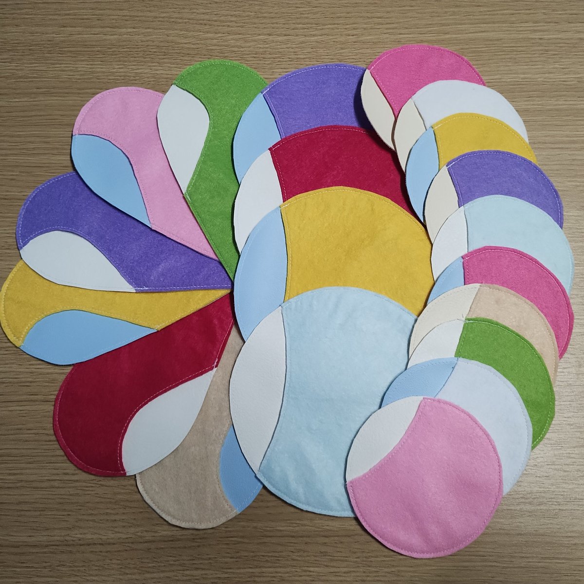 Y348299's tweet image. 輪針ケースの追加リクエストがあったので嬉しくなってついでにケーブルケースも大量製造(笑)

#手作り
#輪針ケース
#ケーブルケース
#フェルト
#フェイクレザー