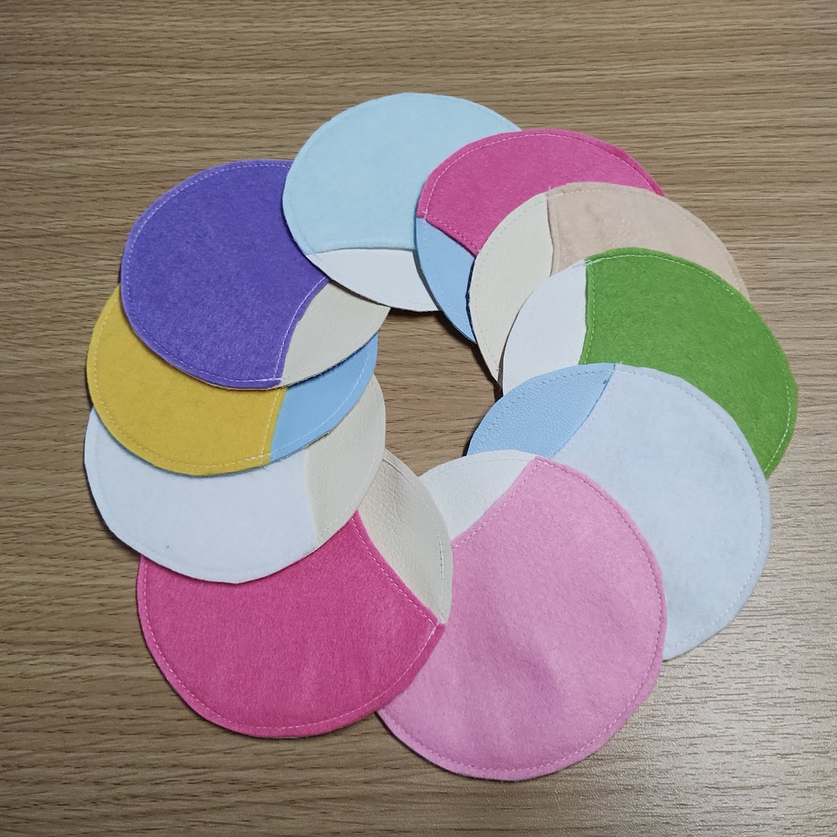 Y348299's tweet image. 輪針ケースの追加リクエストがあったので嬉しくなってついでにケーブルケースも大量製造(笑)

#手作り
#輪針ケース
#ケーブルケース
#フェルト
#フェイクレザー