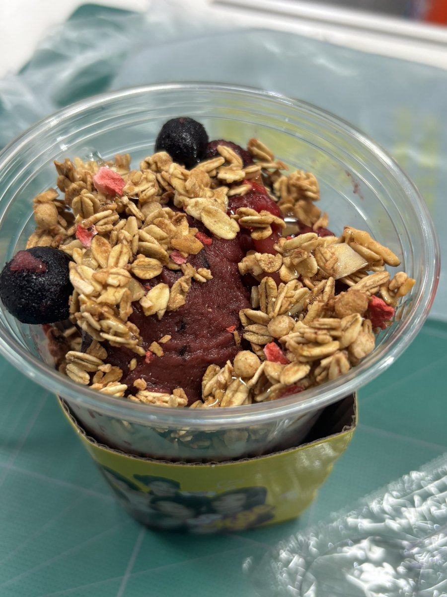 어랜만이에요 여행갔다가 현생 적응한다고… 뜸해ㅛ음 사진은 지금 먹거 있는 메가커피 아사이볼~