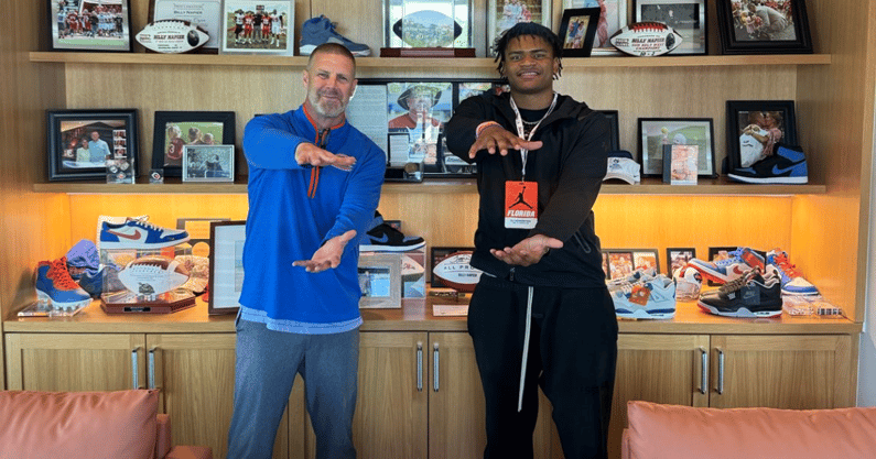 This 6-foot-6 TE has been in strong communication with the Gators for months.

On Thursday, he visited the Swamp for the first time and spoke highly of his experience.

"They met all expectations."

The latest: on3.com/teams/florida-… (On3+)