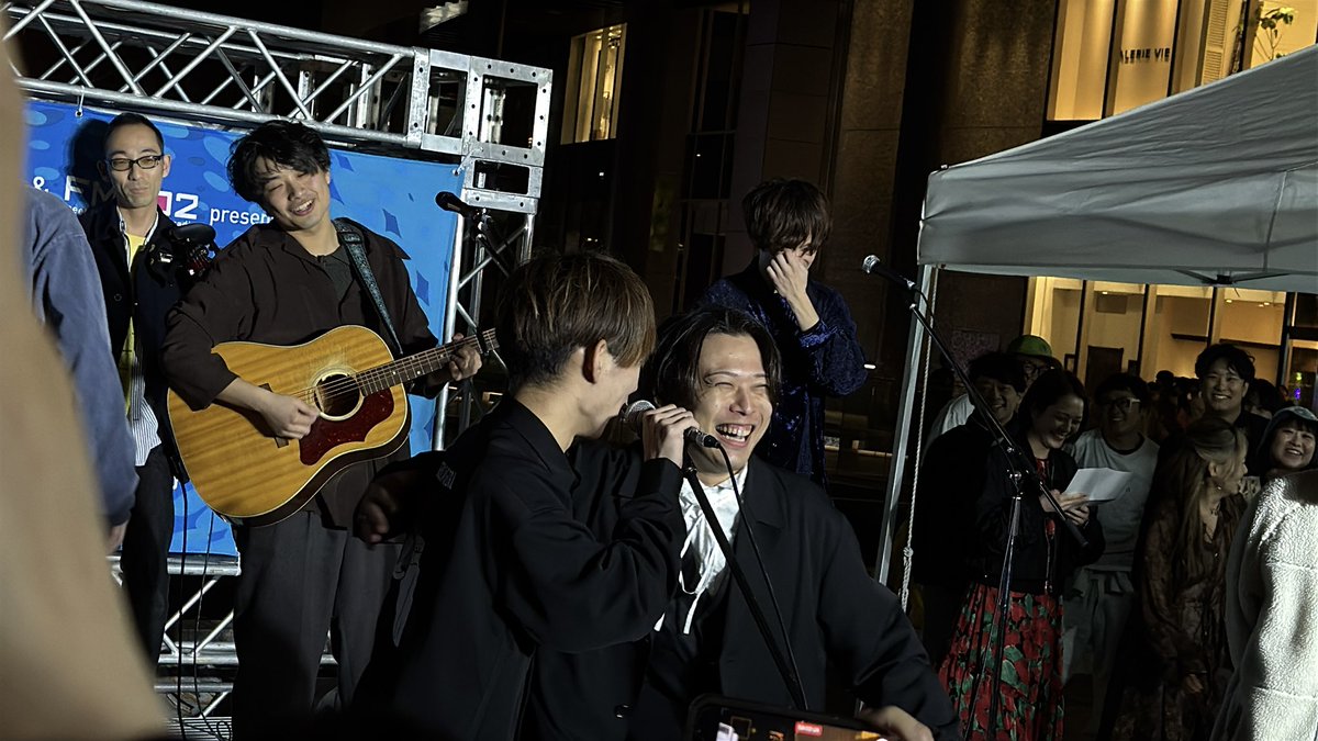CGTAIZU519AG's tweet photo. まだ続きがあります🥳
2025.3.22、は #グランフロント大阪 #うめきた広場 MUSIC BUSKER FESTIVAL 🎵
エンディングコラボです🥳
#MUSICBUSKER
#MB_FES
#FM802
大勢の人が集まっておられて、盛り上がってます🥳
上手く写真が撮れませんが隙間から📲😆午前中から夜までありがとうございました😊 https://t.co/IzVFTxzXof