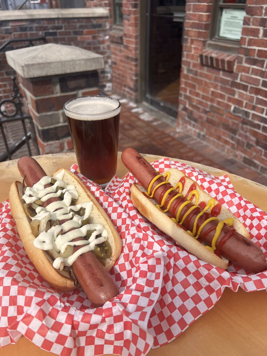 TheCoug_'s tweet photo. Size matters 😏 Foot long hot dogs available at the Coug all weekend - today thru Sunday or until supplies run out 🌭 

Where are you celebrating Mariner’s Opening Weekend?

Go Ms! https://t.co/S7bEid8uEv