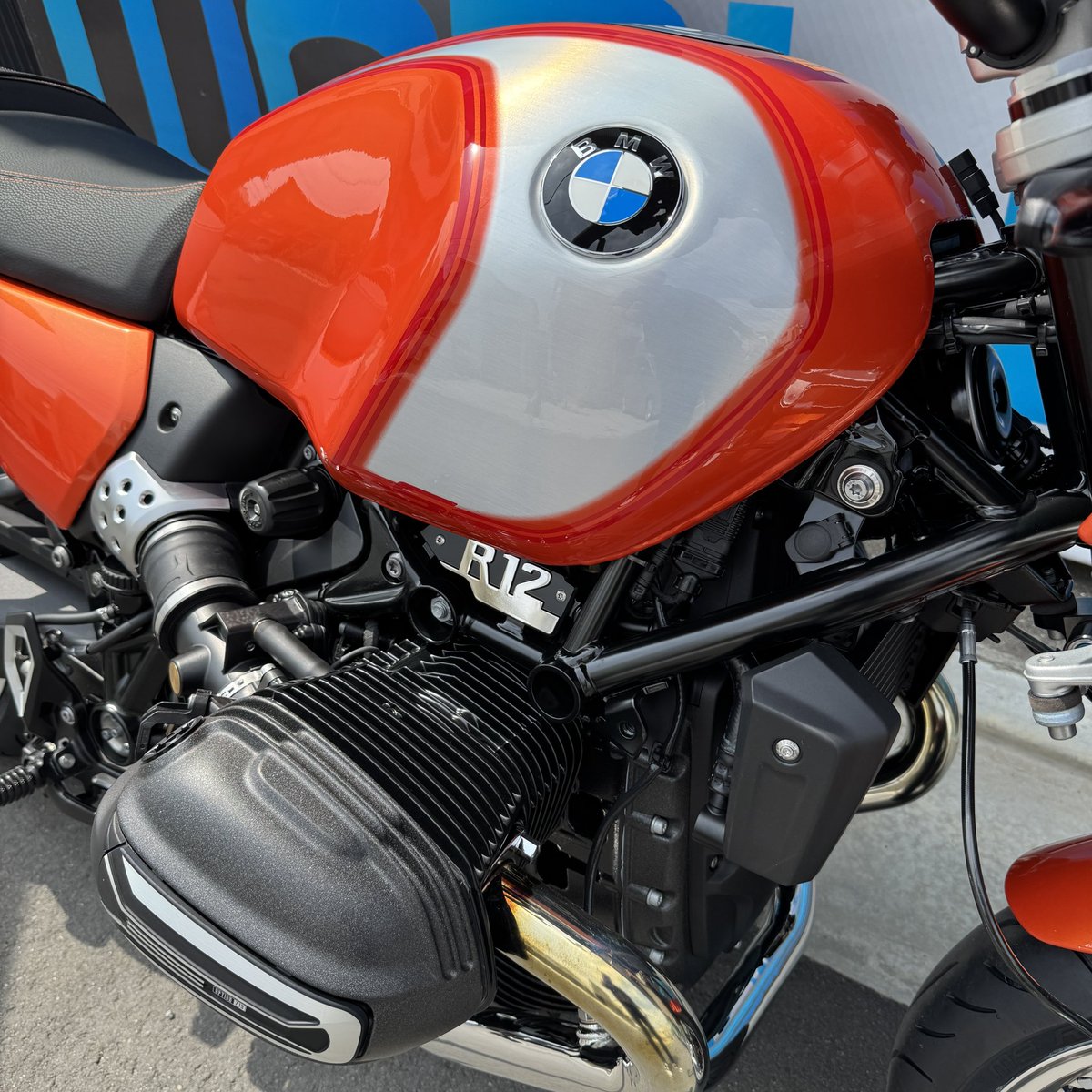 GARAGESHANTI's tweet photo. ☘️Coating Work☘️&amp;PPF
BMW R12S

CR-1ガラスコーティング[フルコース]を施工させていただきました🙃

タンクセンターにはPPFを部分施工してしっかりと保護🛡️
ライダーの触れる箇所には効果的です✌️

https://t.co/lRaux6ScvM https://t.co/tcmwkD42DV