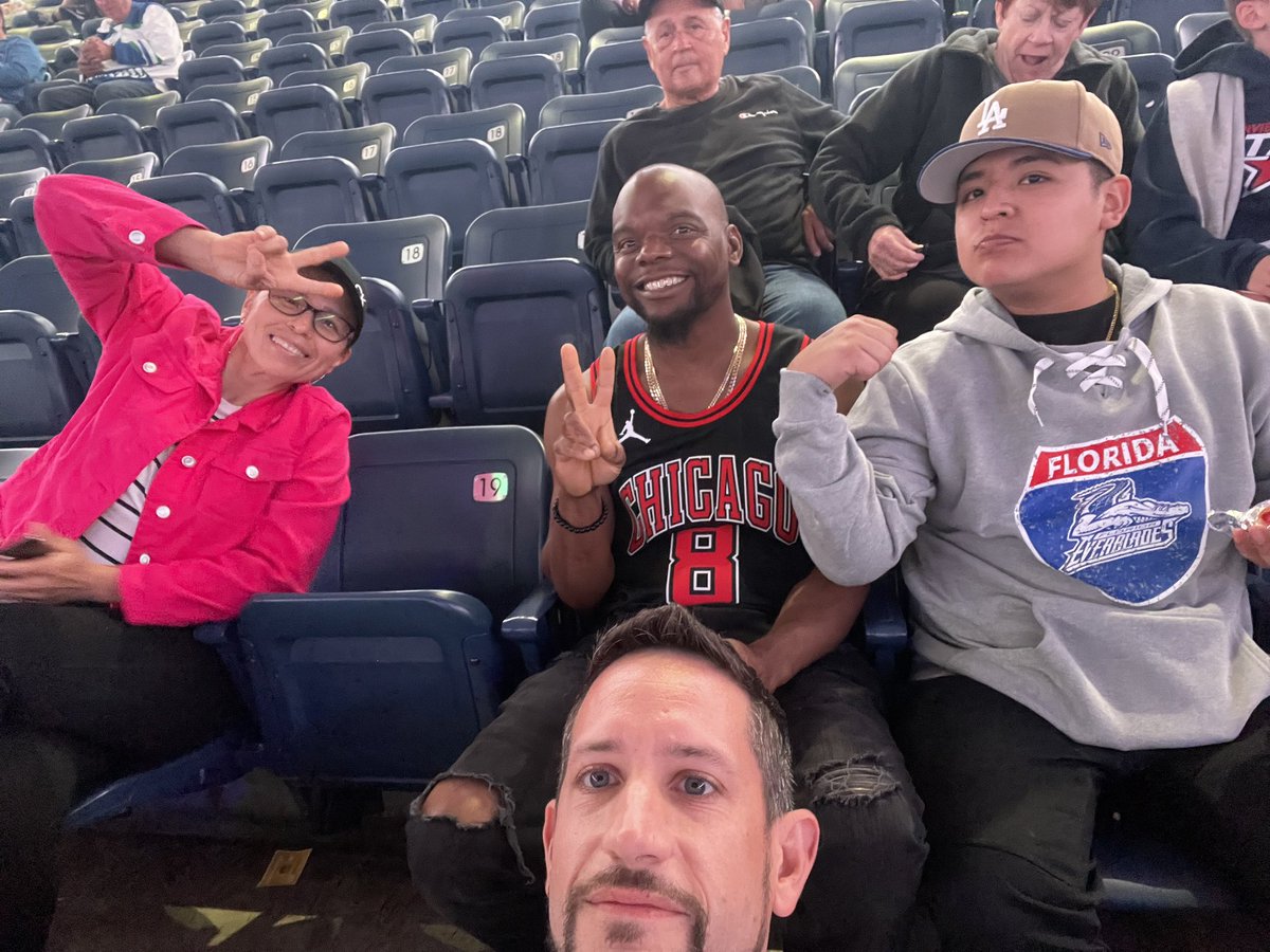 Skiiracer168's tweet image. East Ft. Myers HOH team enjoying a well deserved night out at a Everblades Hockey Game! #FunAtmosphere #ChilisLove @Chilis @ChilisJobs