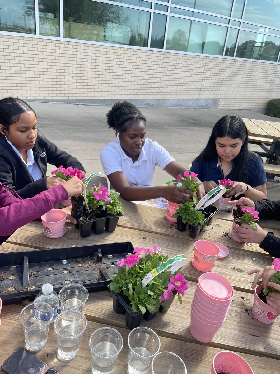 AshSmith_3's tweet photo. Our You Grow Girl! activity was AMAZING ! The girls planted seeds,both in the soil and in their mindset—learning that growth takes patience, care, and belief in themselves. Excited to watch them bloom! #YouGrowGirl #GrowthMindset #PlantingSuccess https://t.co/xHAgf0b8Jg
