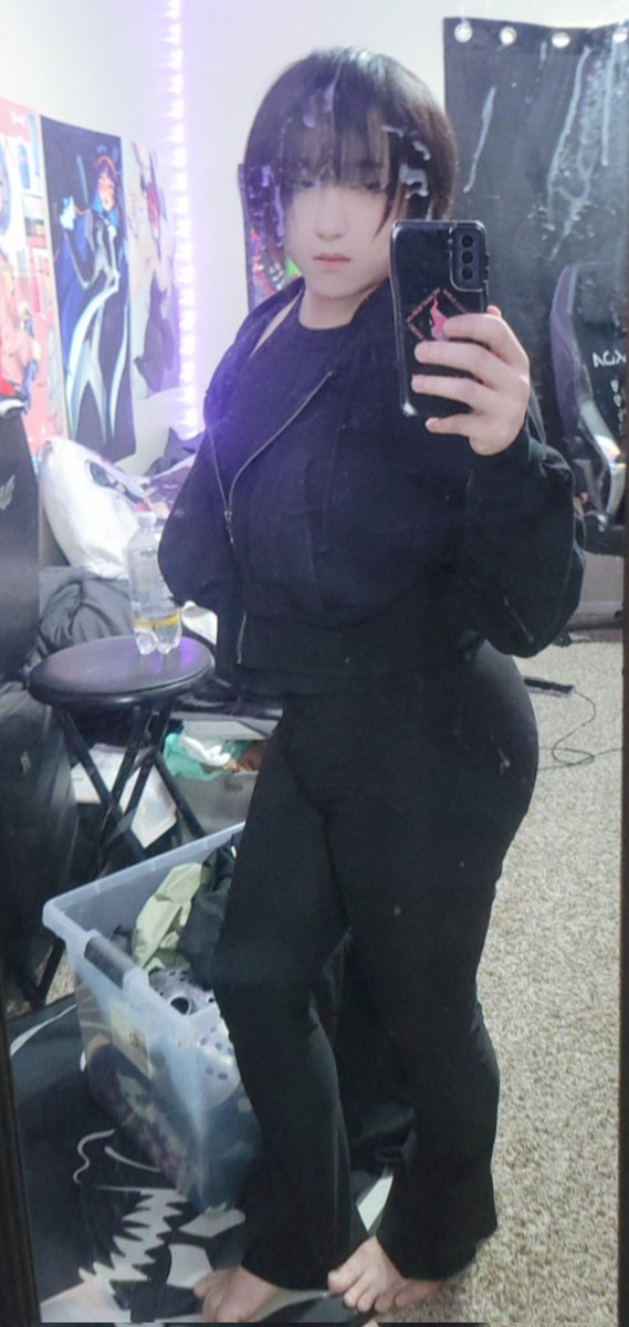my butt's gotten bigger and i feel like the average chainsawman cosplay ethot in these pants now lol