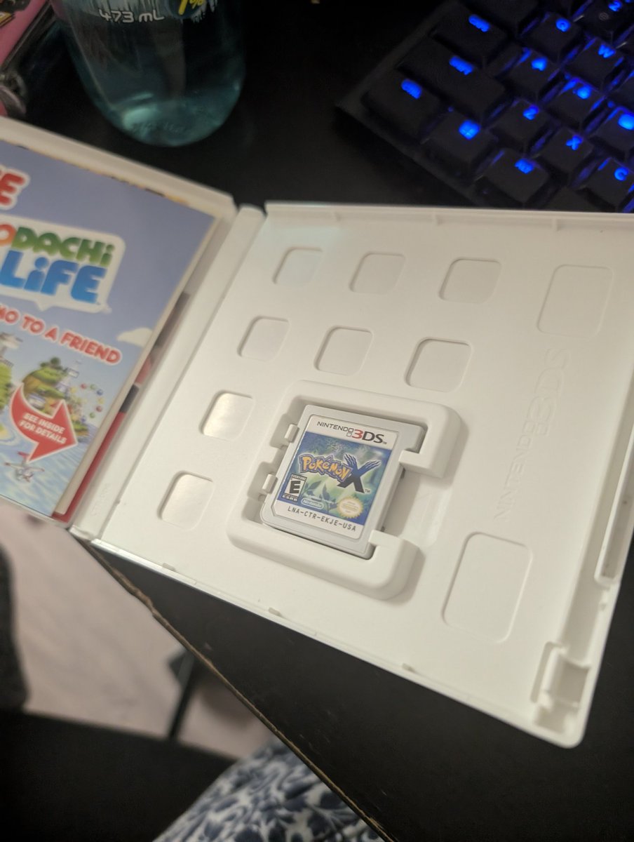 volupture0's tweet photo. I was trying to find my tomodachi life but I found pokemon X in its case.. why do I do this https://t.co/HzSDFKuEXw