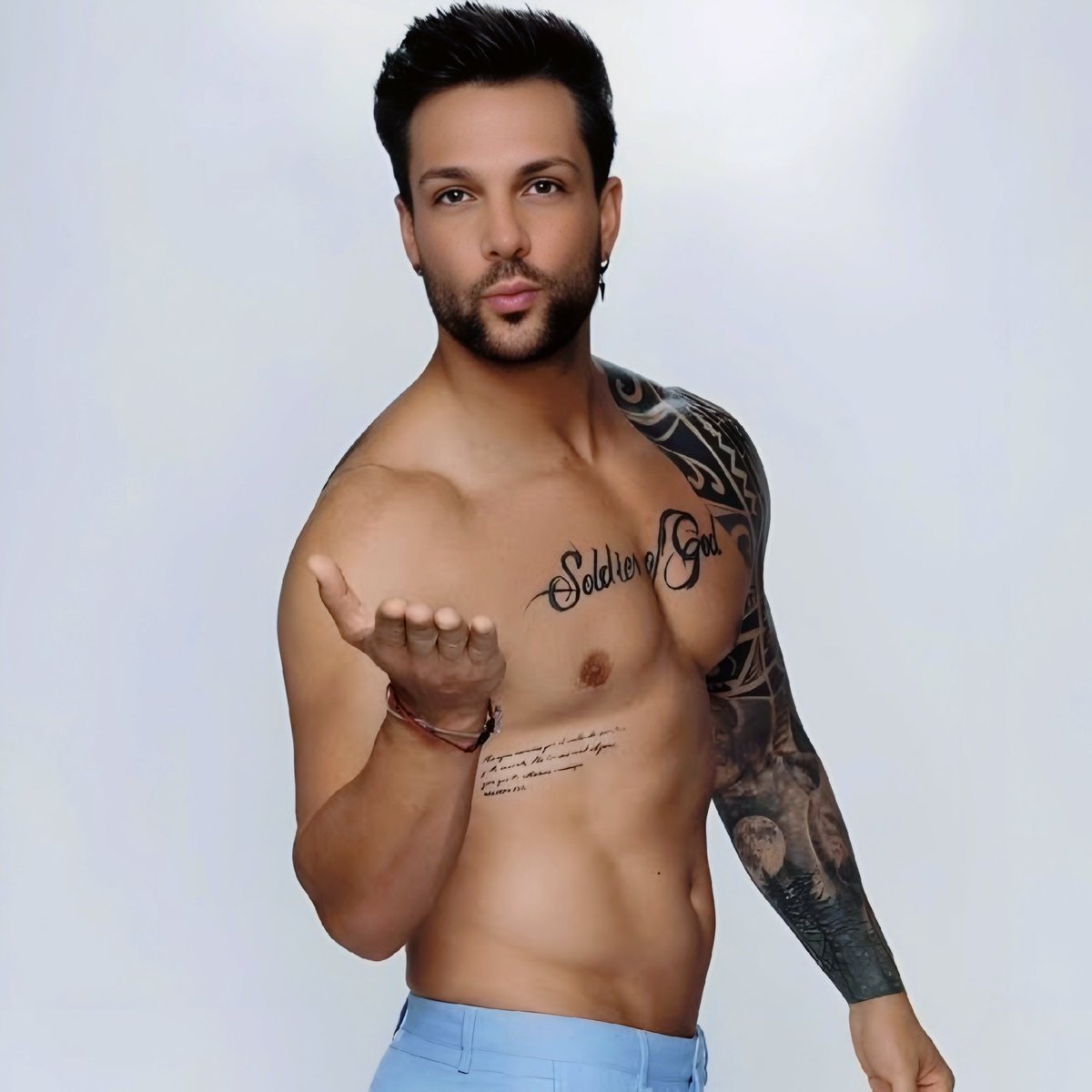 Que tenemos que hacer para que hagan un <a href="/NicolaPorcella/">Nicola Porcella</a>  para el <a href="/museodecera/">Museo de Cera</a> 🤔,  seria genial verlo en el museo de cera, ustedes que ropa le podrían? 🤭 💚