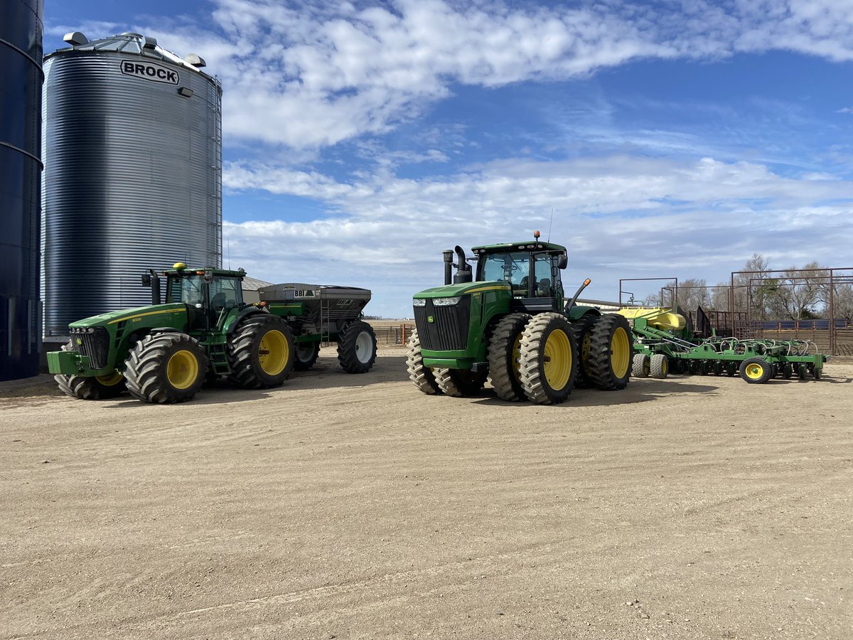 We got the oats and peas drilled and finished fertilizing the wheat. Ready for a nice rain 🤞🏻
