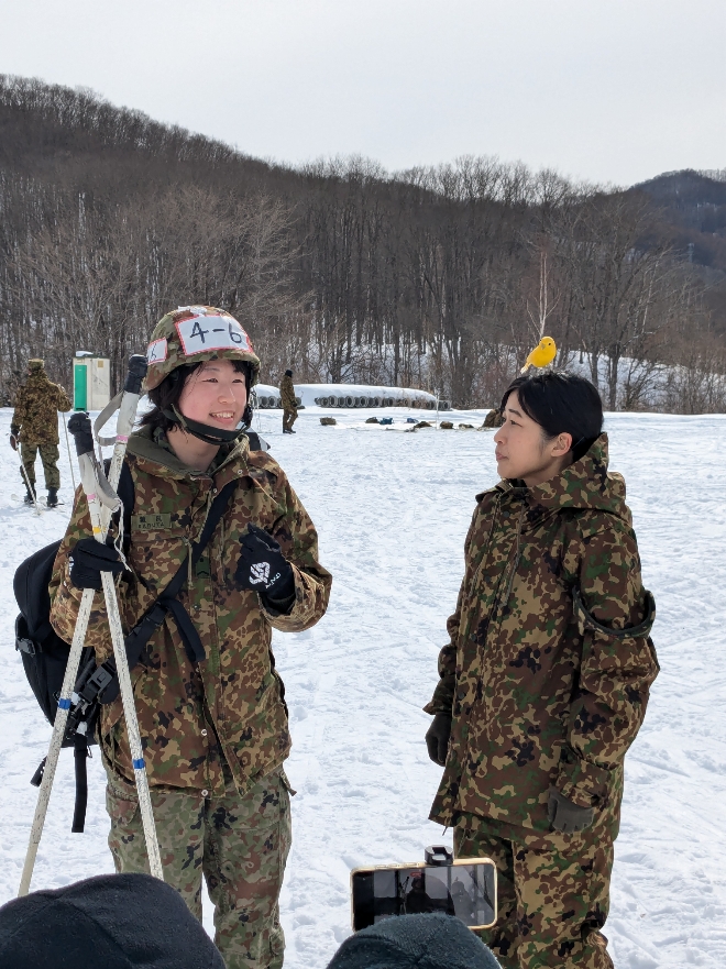 遠軽駐屯地は３月４日～６日の間、吉本興業所属芸人の上岡千夏氏（ちっぴぃちゃんズ）の取材依頼を受けた、遠軽駐屯地及び冬季訓練（連隊冬季戦技競技会）の取材を受け遠軽駐屯地のＰＲに繋げた。
#遠軽駐屯地　#風雪磨人　#ちっぴぃちゃんズ