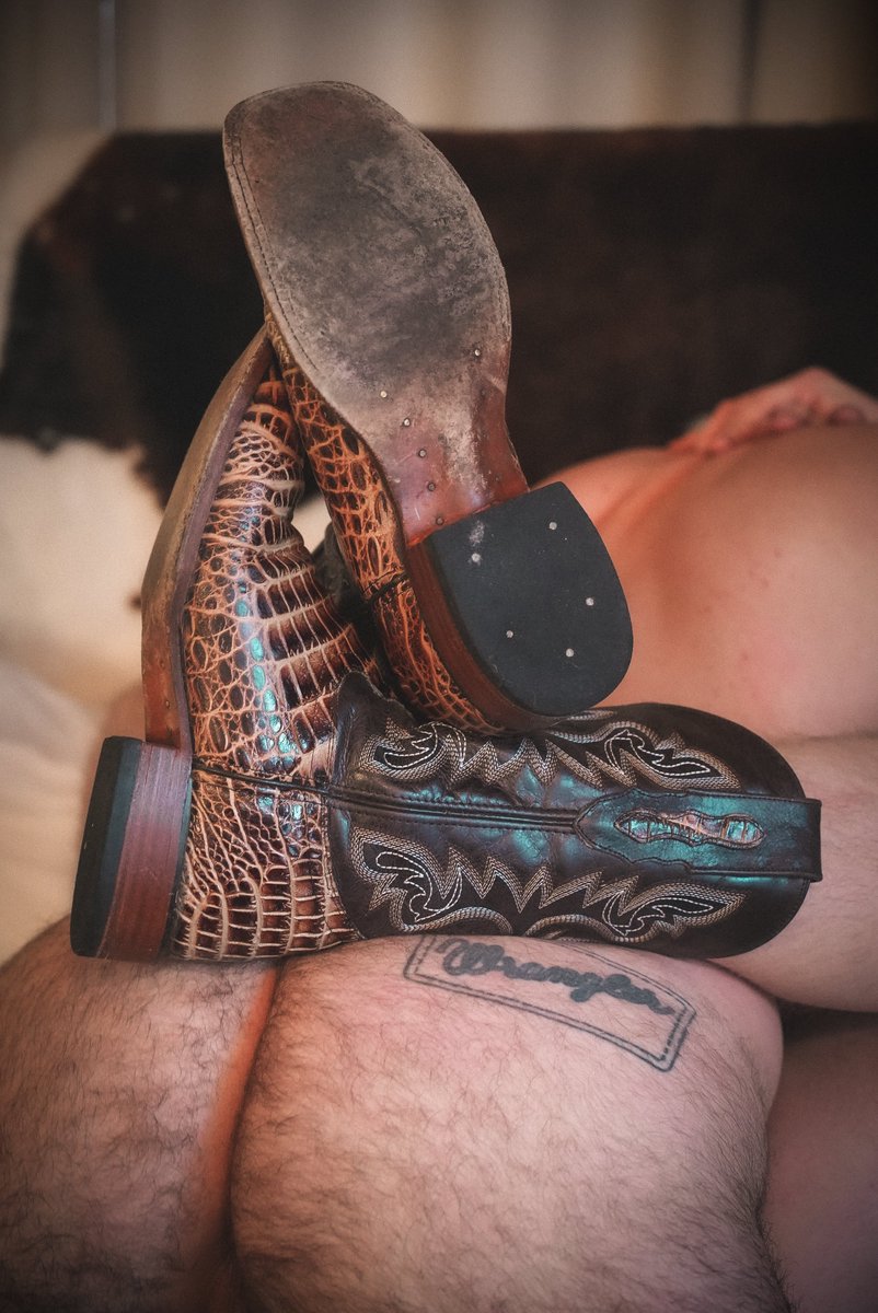 Wrangler butts [ finish the sentence ]...
<a href="/briboi90/">BriBoi</a> <a href="/skinny0786/">skinny86</a> 

#UtahGayBoudoir #Cowboys