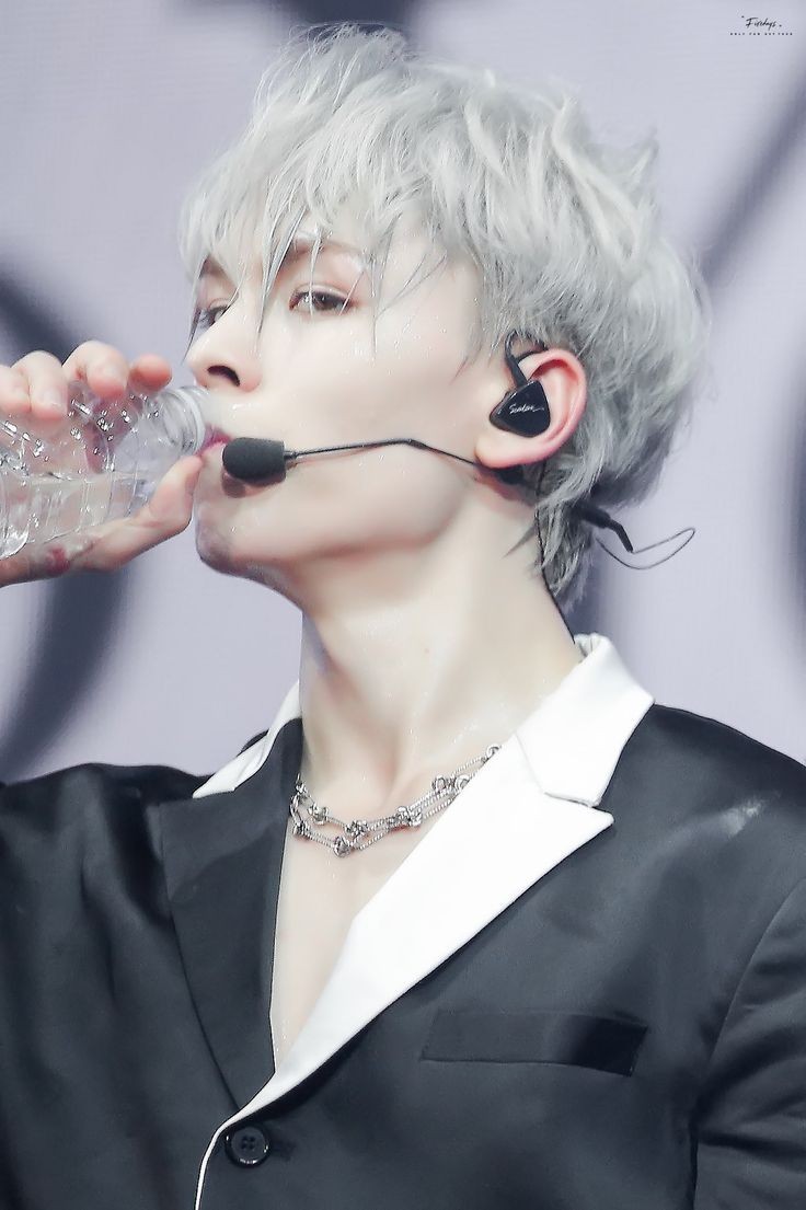silver haired Vernon needs to be museum-ified!! It's a WORK. OF. ART.