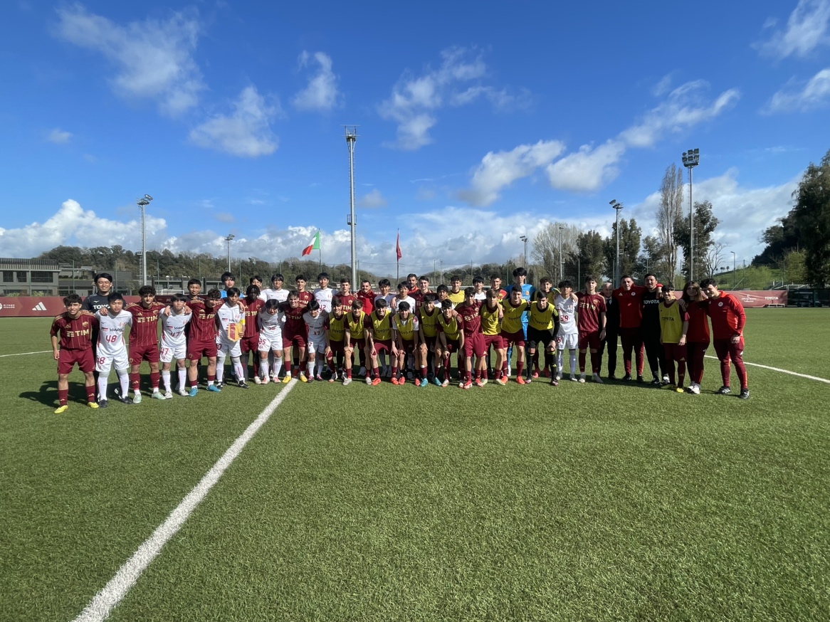 ／
グランパスアカデミー
ローマ遠征レポート2️⃣
＼

ASローマU-16と親善試合を行いました⚽

試合前にはグランパスの代表として自分たちのスタイルを体現する意識を全員で再確認し、試合に臨みました🔥

ASローマU-16の高い個人技に苦戦しながらも、山口選手、井内選手の得点で一時は2-0とリード🔥