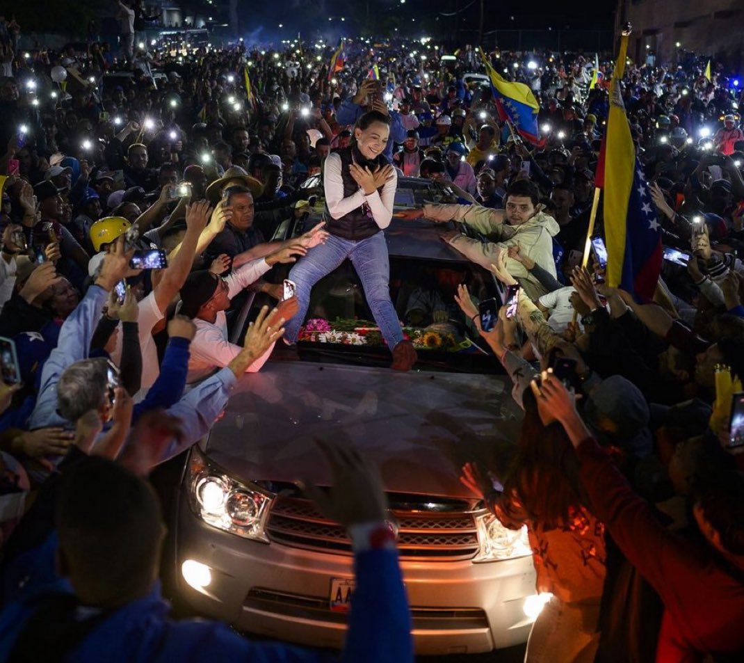 tequenoqueopina's tweet photo. Sin plata, ni medios de comunicación, ni publicidad, ni gasolina, sin poder subirse en un avión y sin su equipo más cercano. ¿Con qué hizo campaña? Con amor, valentía, determinación, compromiso, inteligencia, astucia, DOS OVARIOS BIEN PUESTOS y un pueblo decidido a ser libre🇻🇪. https://t.co/K9pJrdb97b