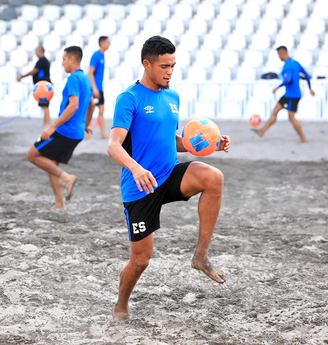 AloudSports's tweet photo. #SelectaPlaya 🏝️🌊☀️⚽️🇸🇻
La #Selecta continúa esta tarde con sus entrenamientos, con el objetivo de mejorar y corregir detalles puntuales antes de su participación en la Copa del Mundo, a desarrollarse del 1 al 11 de mayo en Seychelles, África.
📸Cortesía INDES https://t.co/LSyDlLra7r