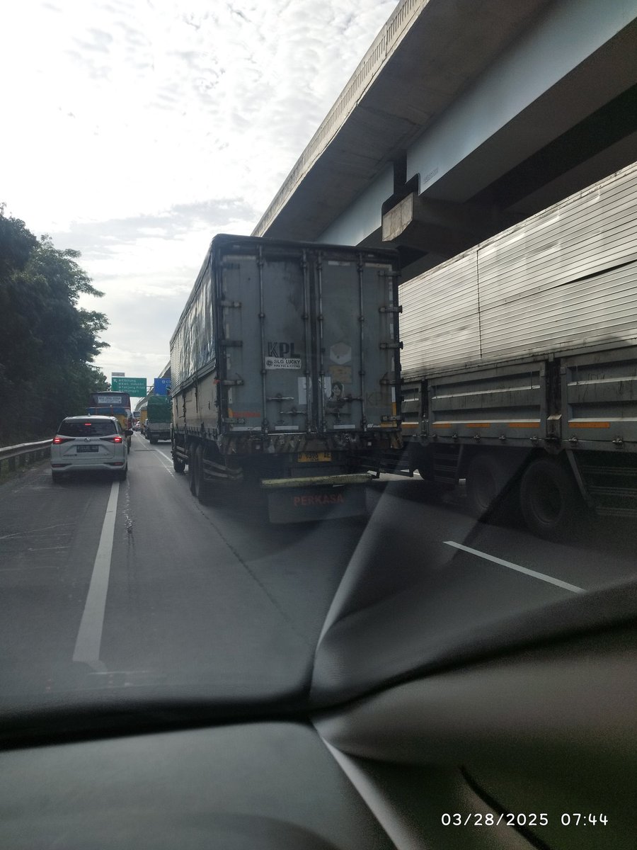 batack_overkill's tweet photo. @TMCPoldaMetro Ini serius truk2 gini masih boleh operasi, katanya per 25 maret kemarin gak boleh? https://t.co/x88QkoGiaE