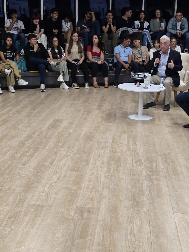 Campuslands, Zona Franca Santander.

Formación en programación. Horario intensivo durante 10 meses. Todos los egresados pueden obtener buen empleo para trabajar en apoyo tecnológico en el país o desde el país para empresas extranjeras. Esto lo tiene que impulsar Colombia como una