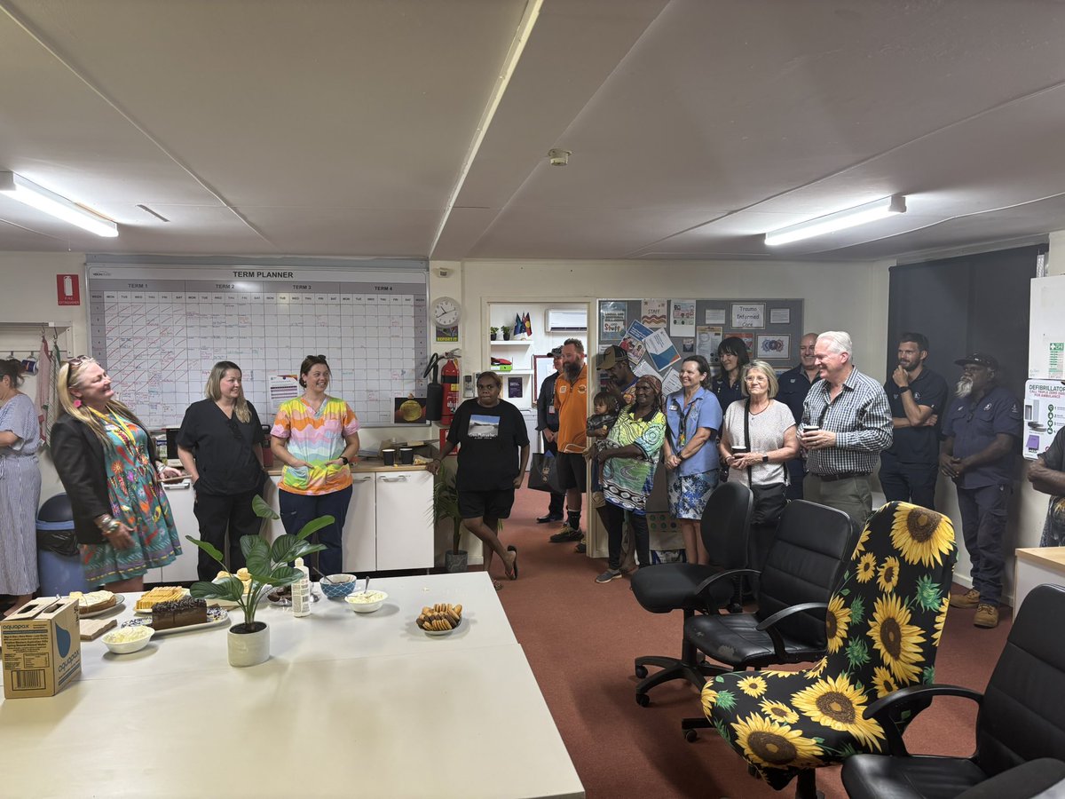 We had the great pleasure in seeing a familiar face to Burri today. Thanks for the visit Governor Chris Dawson and Mrs Dawson. The new school bus was showcased as well. #Burrischool #Governmenthouse #fb