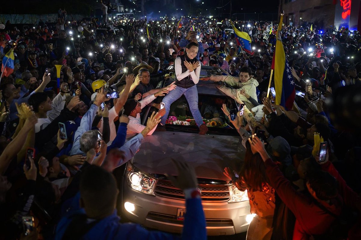 VenteVenezuela's tweet photo. ¡Qué imagen tan poderosa! Titulada "La última esperanza"; @MariaCorinaYA en Los Andes venezolanos.

Esta fotografía de @GabyOraa ha sido premiada en el World Press Photo del 2025. El mayor y más prestigioso concurso anual de fotografía de prensa.

@ConVzlaComando https://t.co/tuL2MlcRlg