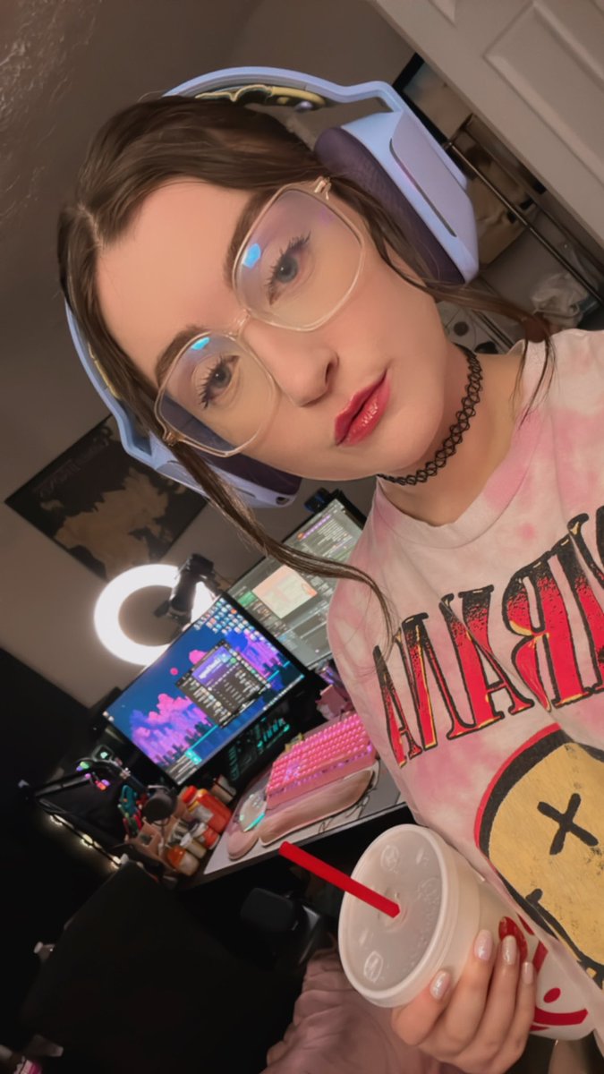 princesschelsu's tweet image. I’m live now, don’t feel well but showing up anywaysss twitch.tv/chelsu ❤️