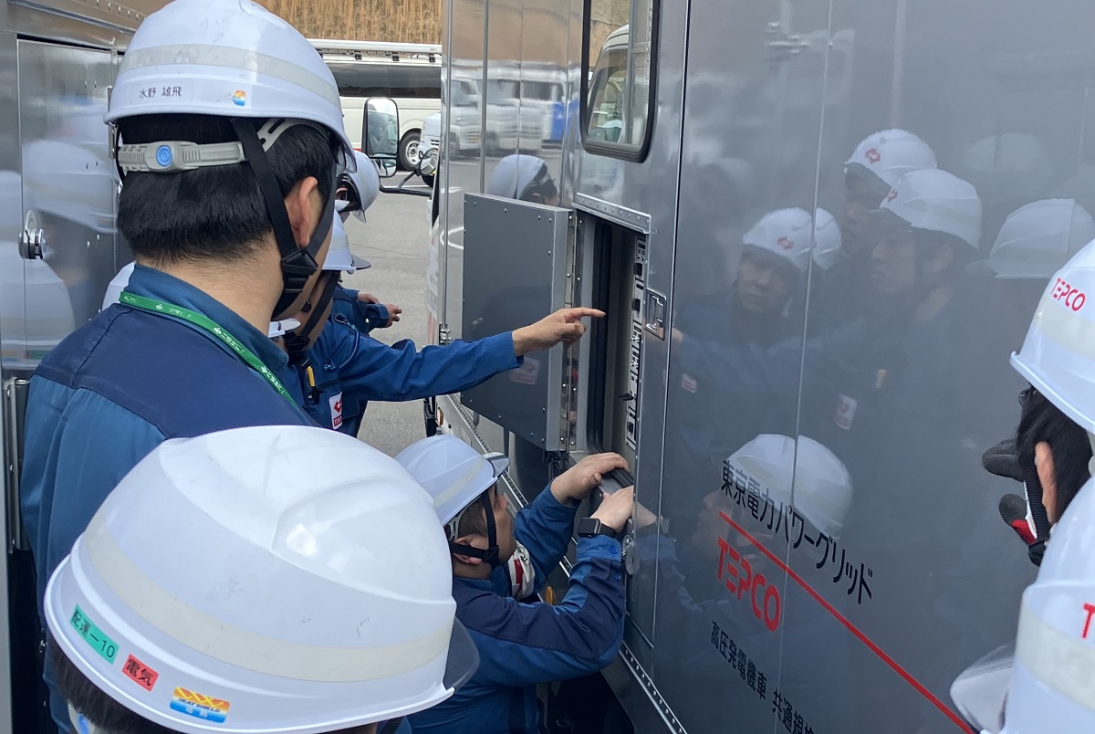 TEPCOPG's tweet photo. 【愛媛県今治市での山林火災に伴う四国電力送配電への応援派遣について】
当社は、本日以降、順次交代要員とし47名を派遣することといたしましたので、お知らせいたします。現地では火災による広範囲の停電に備え、発電機車等の準備を行っています。

当社は、引き続き四国電力送配電と連携しながら電力確保に向けて全力で取り組んでまいります。詳しくはプレスリリースをご確認ください。

■プレスリリースはこちら
https://t.co/2YB2dAgJU1

#今治市　#山林火災　#TEPCOPG