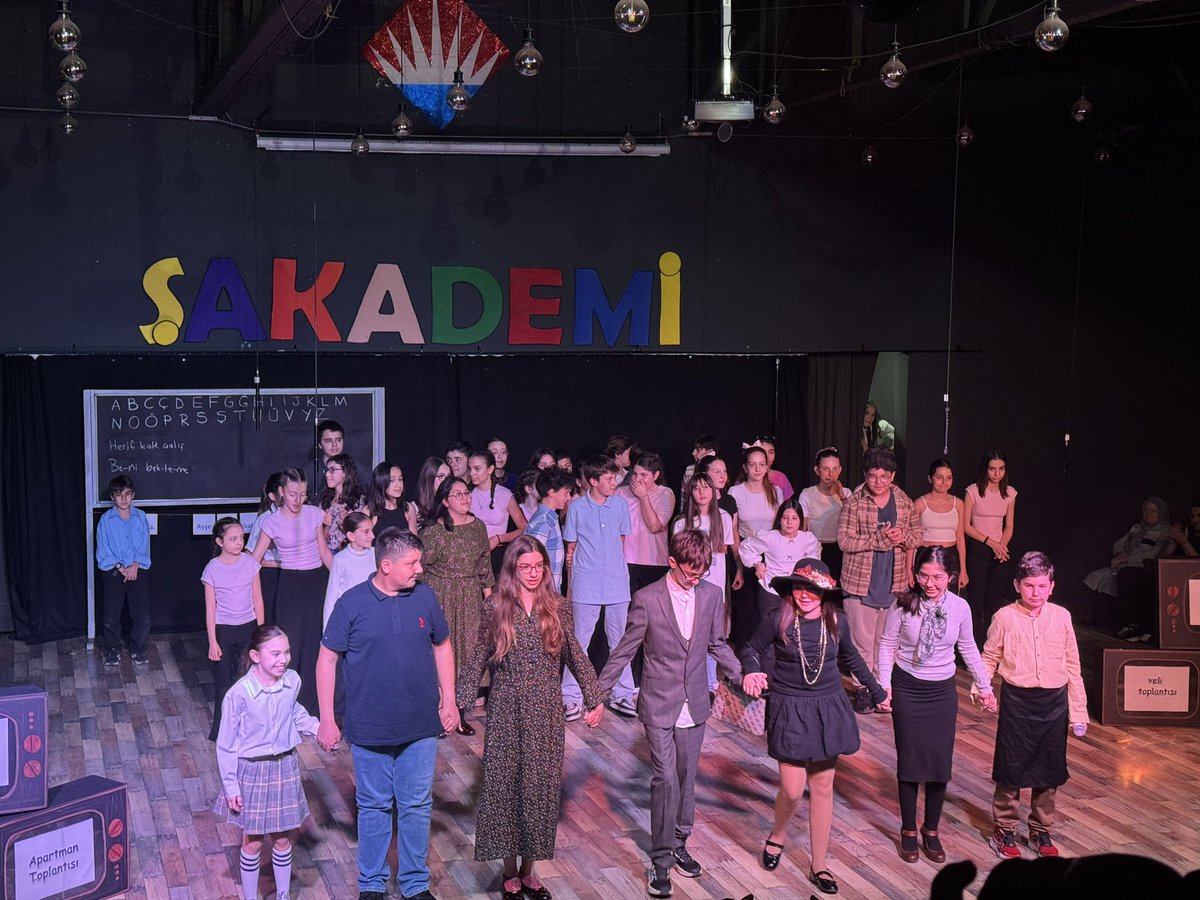 Ayvalık Bahçeşehir Koleji 
“ŞAKADEMİ” tiyatro sahnemizden kareler… 🎭