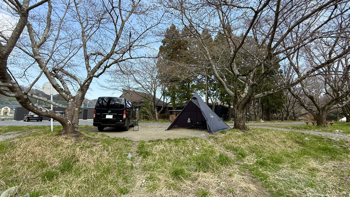 kenbo_camp's tweet image. 今日は埼玉県でソロキャンプ。
満開の桜を期待したのですが、まだ咲き始め！
先週の埼玉キャンプはウッドストーブを使用したのに今日は半袖Tシャツ1枚！
この気温差に体がついて行けない！
#ソロキャンプ #埼玉県 #comoriver
