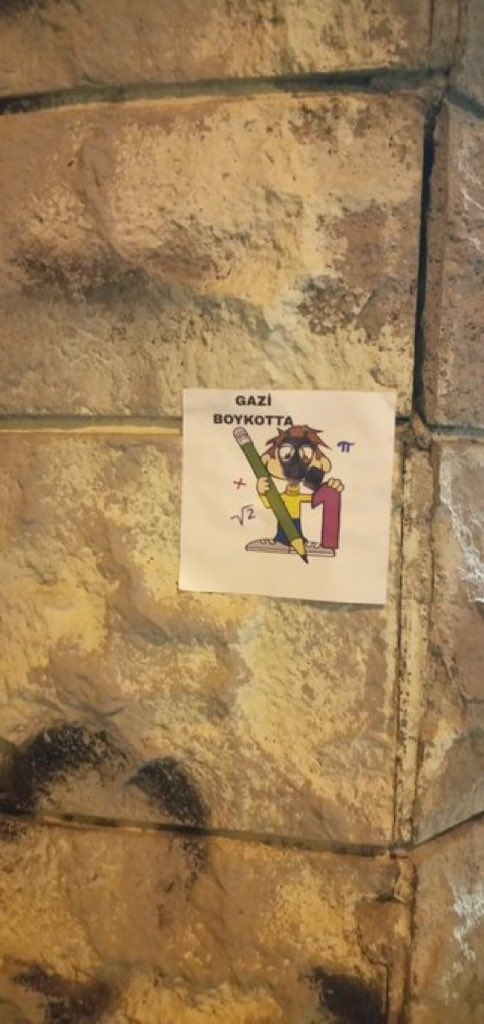 Umutsuz durumlar yoktur, umutsuz insanlar vardır. Ben hiçbir zaman umudumu yitirmedim.

Șayet bir gün, çaresiz kalırsanız, bir kurtarıcı beklemeyin. 
Kurtarıcı kendiniz olun.

M.Kemal Atatürk